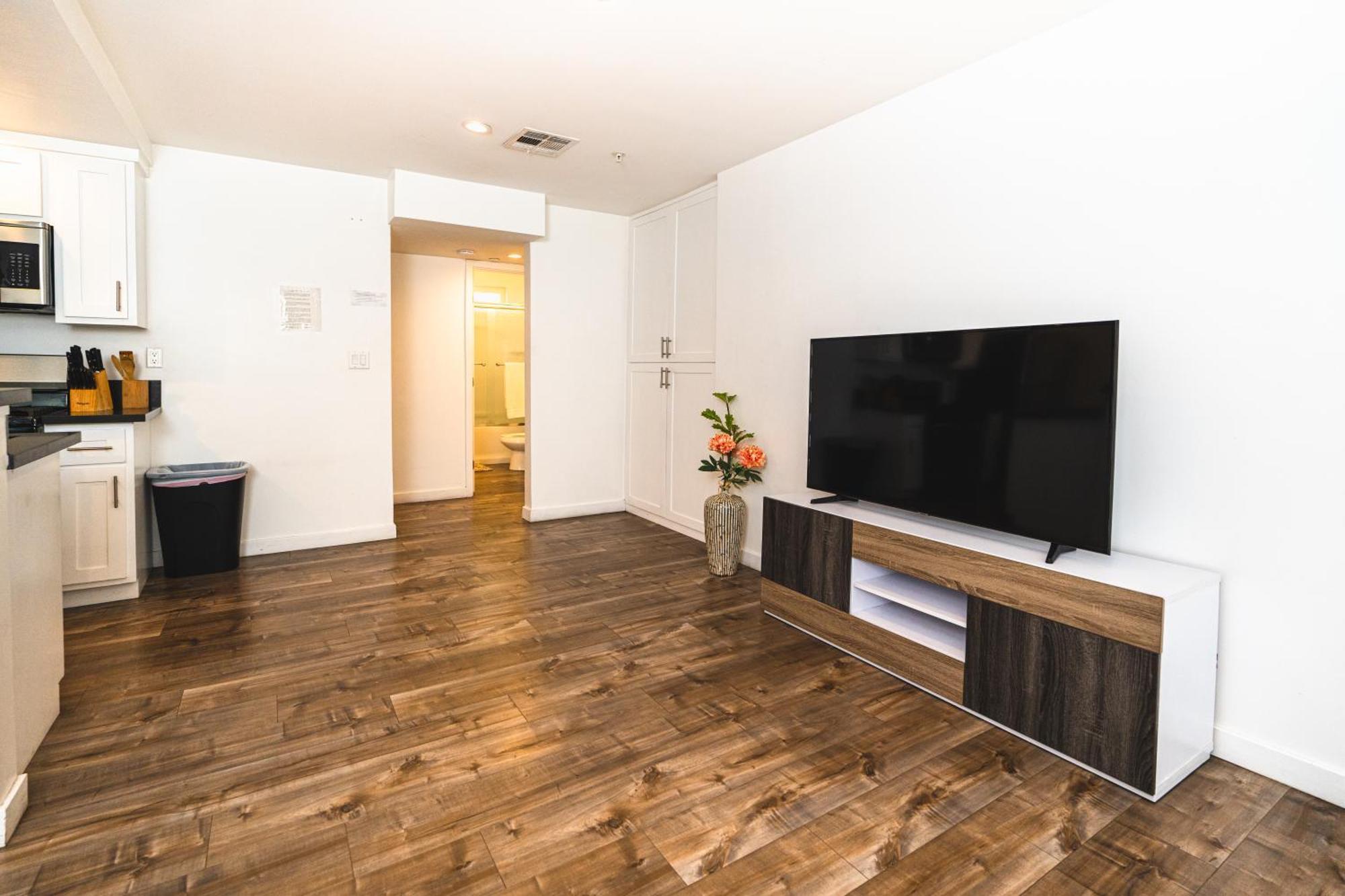 Stylish One Bedroom In Hollywood Koreatown Area With Parking *