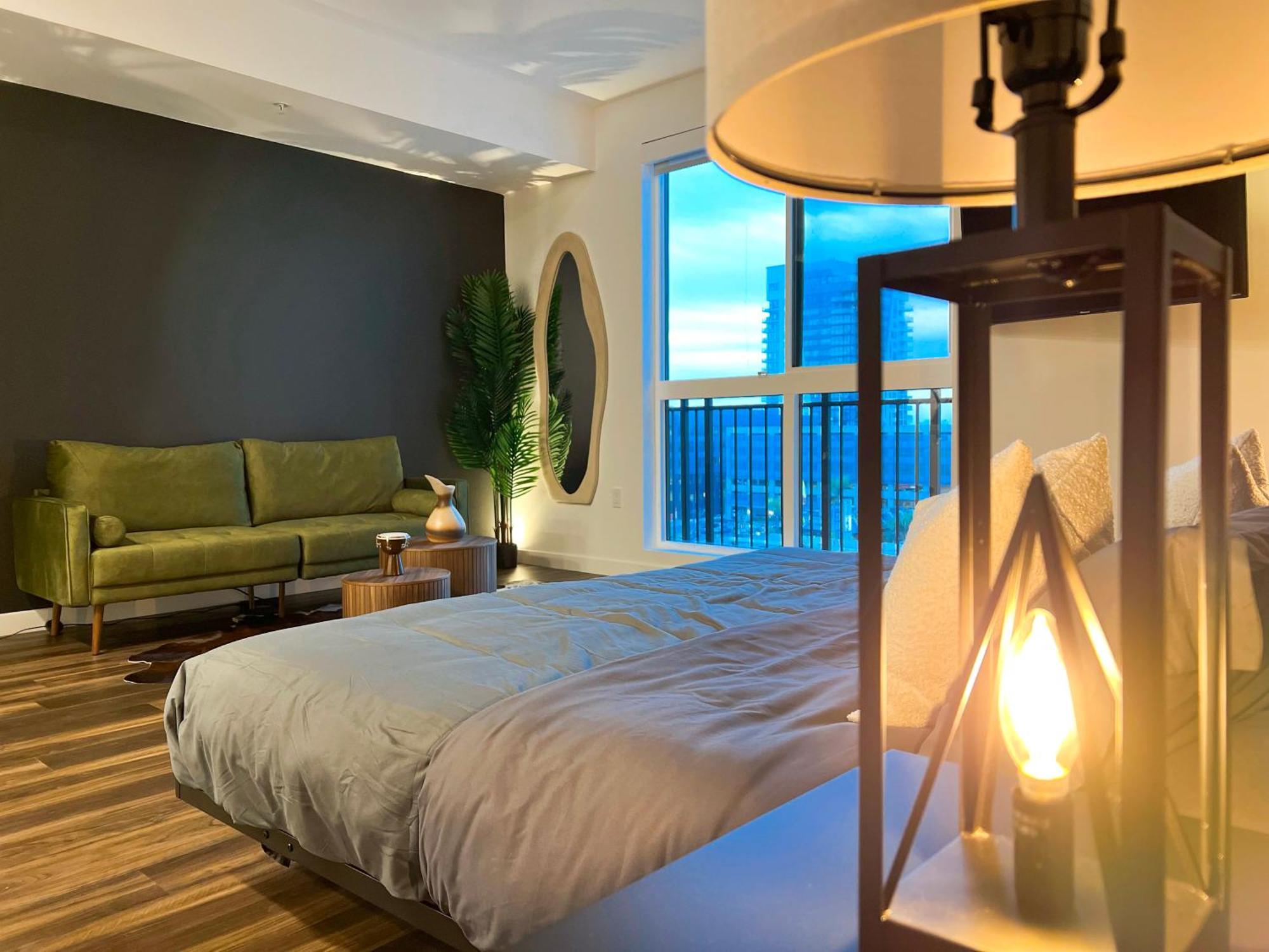Modern Cosmopolitan In Hollywood-free Parking Apartment