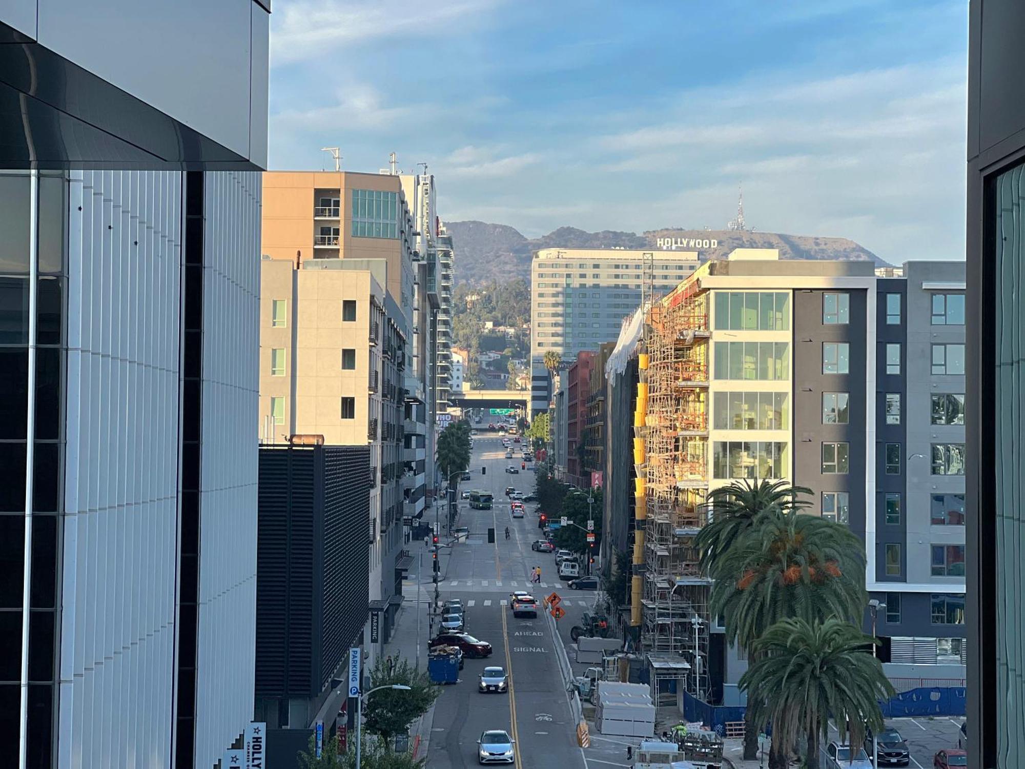 Modern Cosmopolitan In Hollywood-free Parking Apartment *