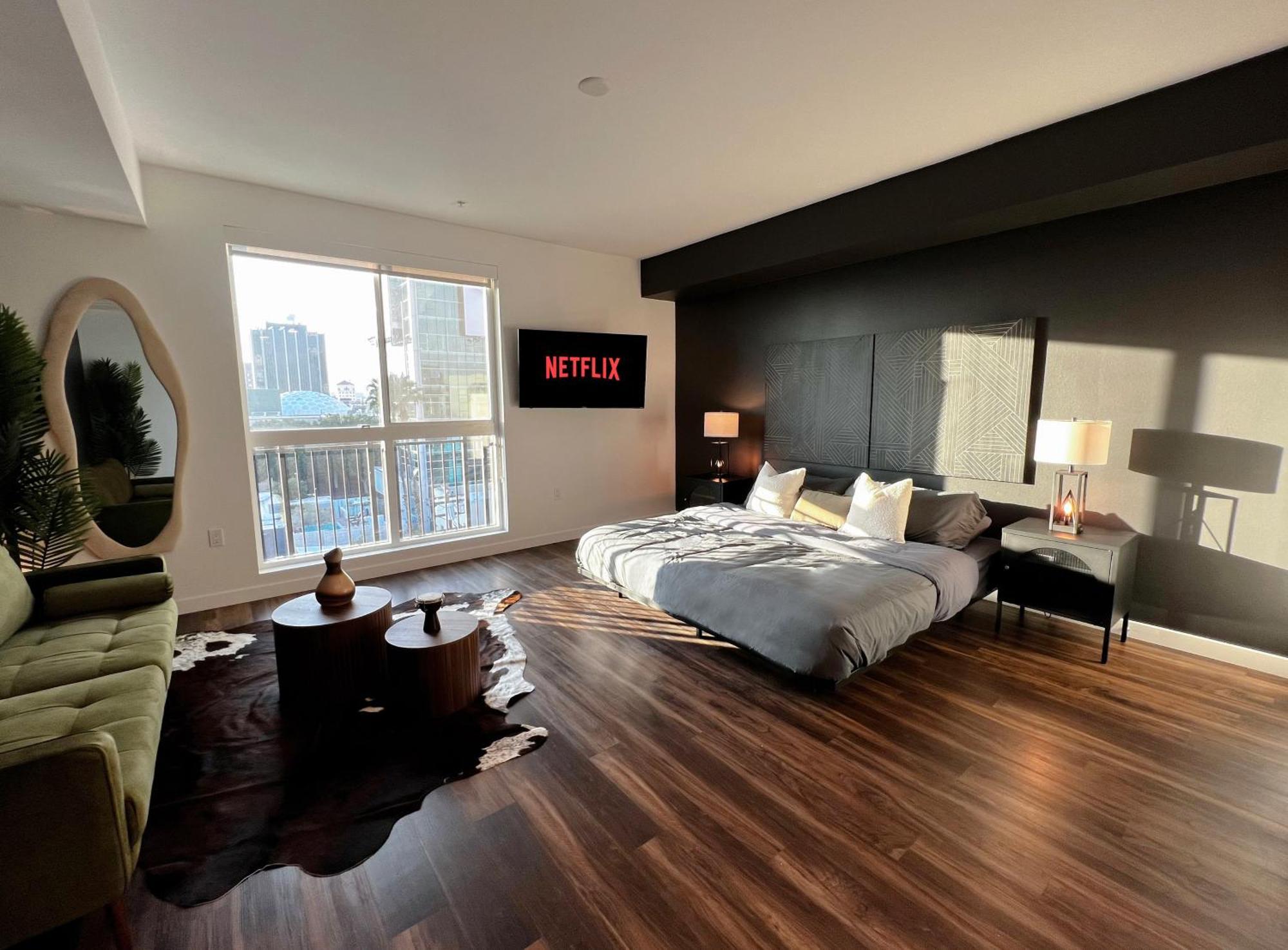 Modern Cosmopolitan In Hollywood-free Parking *