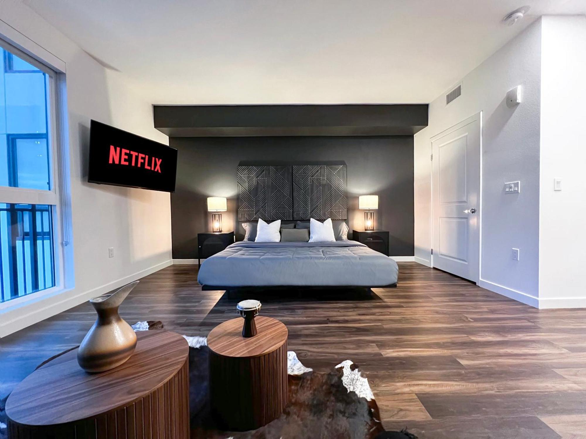 Modern Cosmopolitan In Hollywood-free Parking Apartment