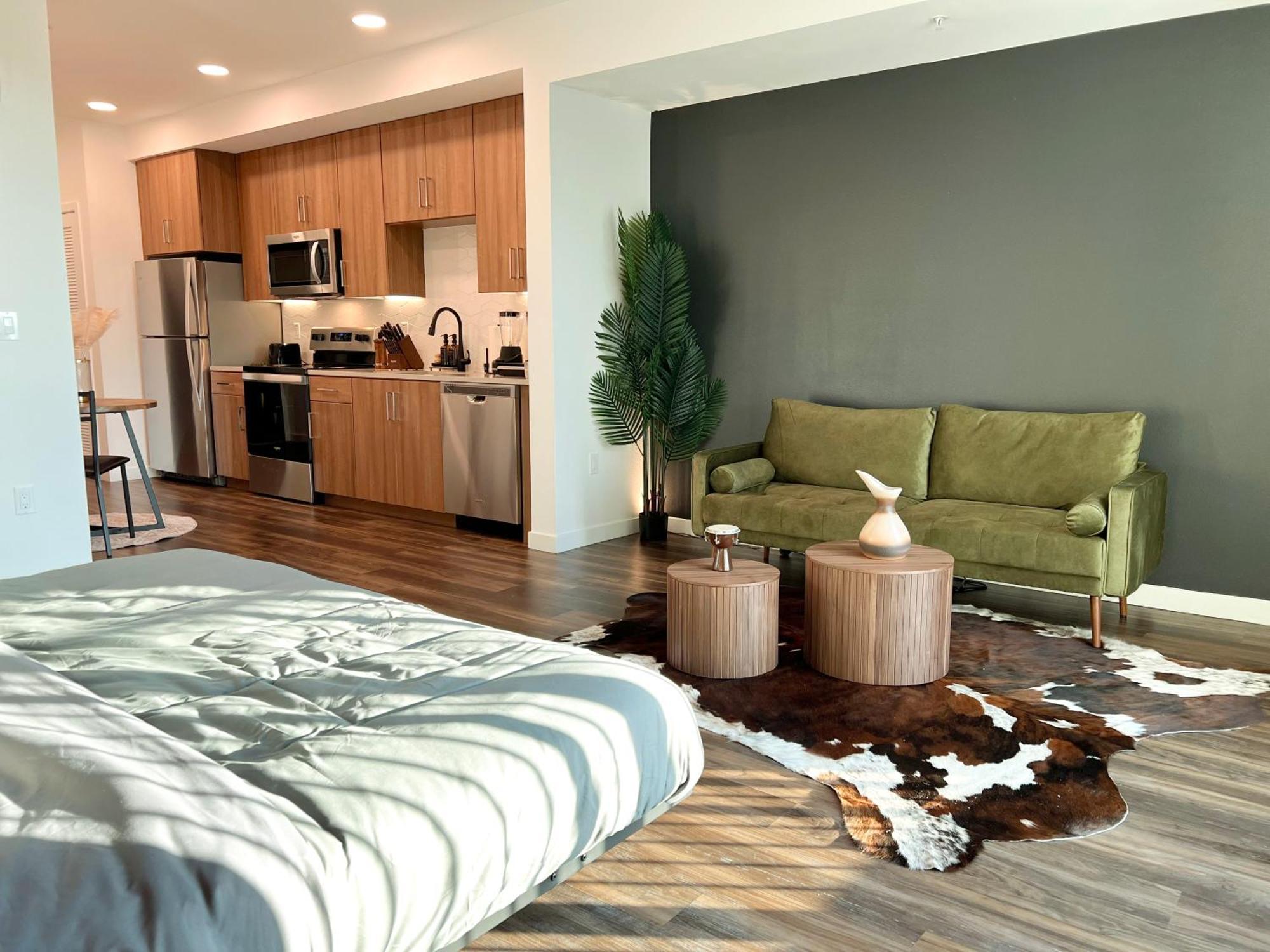 Modern Cosmopolitan In Hollywood-free Parking