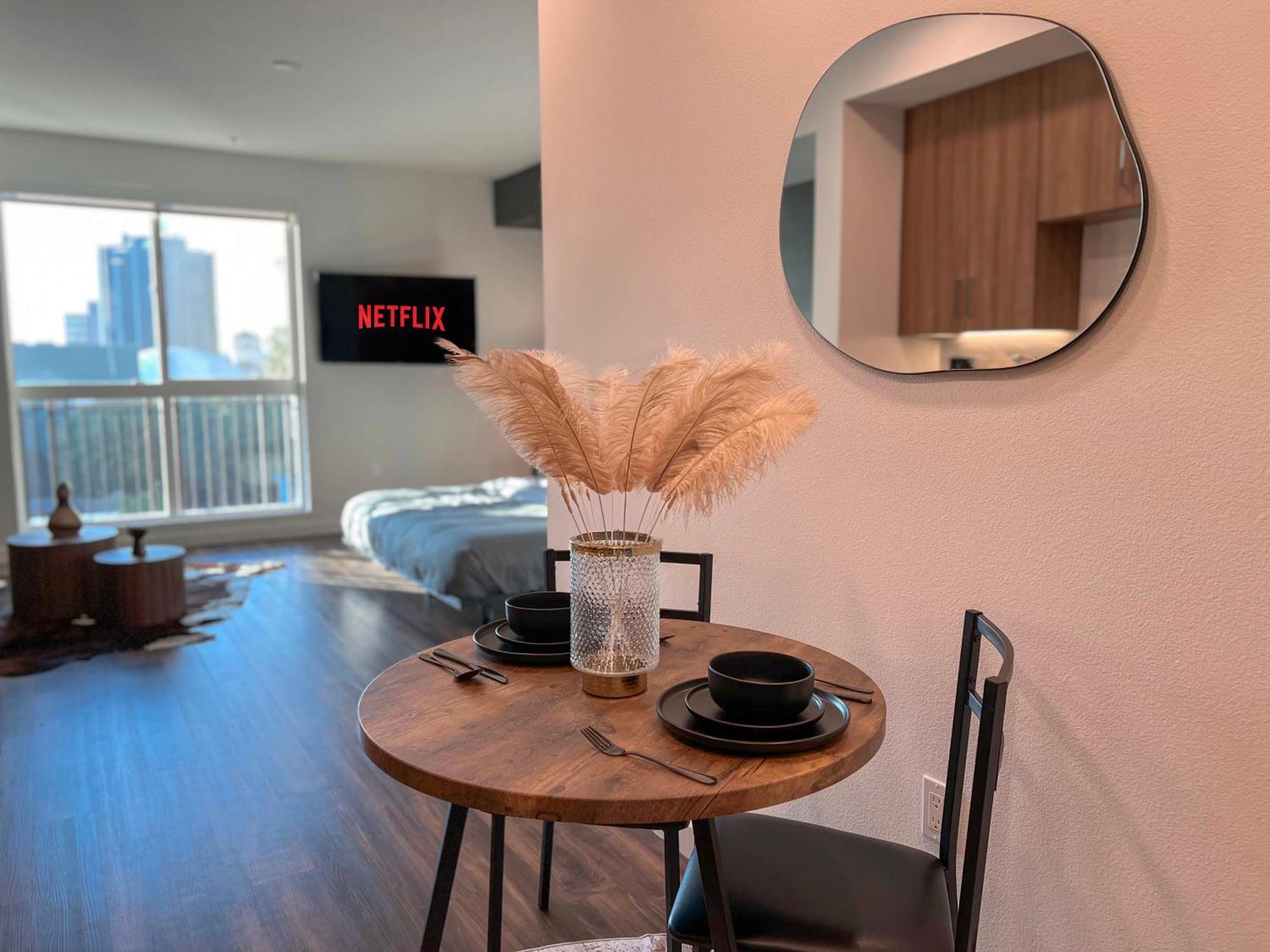 Modern Cosmopolitan In Hollywood-free Parking Los Angeles
