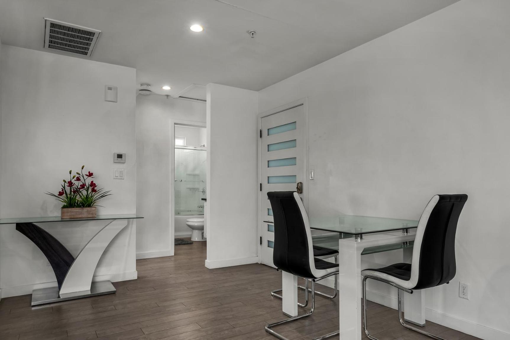 Fully Furnished One Bedroom With Full Bathroom In Koreatown Apartment Los Angeles