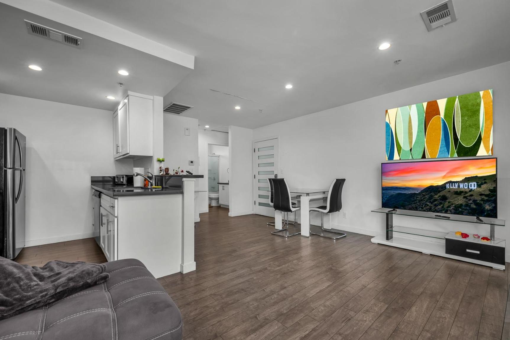 Fully Furnished One Bedroom With Full Bathroom In Koreatown *