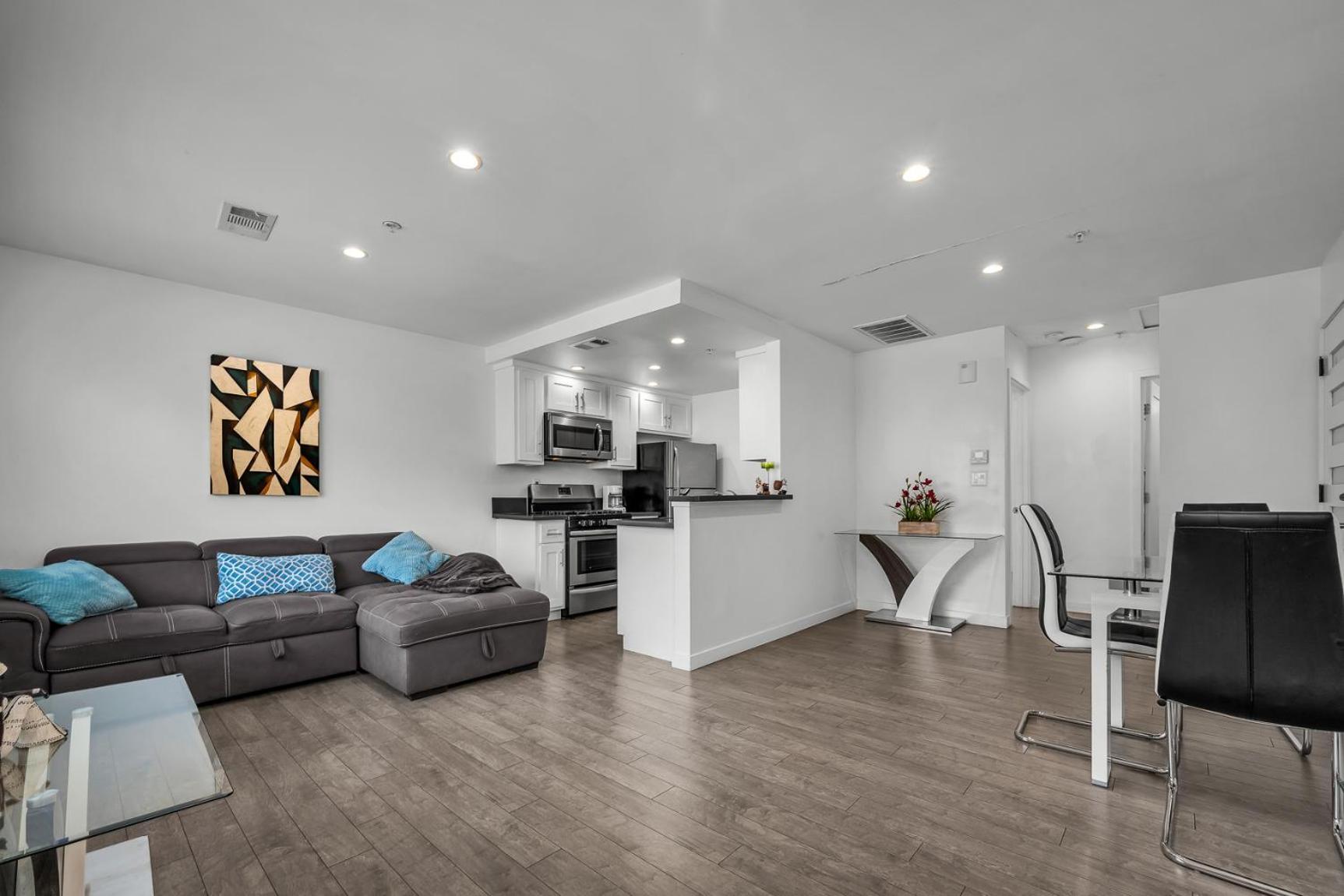 Fully Furnished One Bedroom With Full Bathroom In Koreatown Apartment