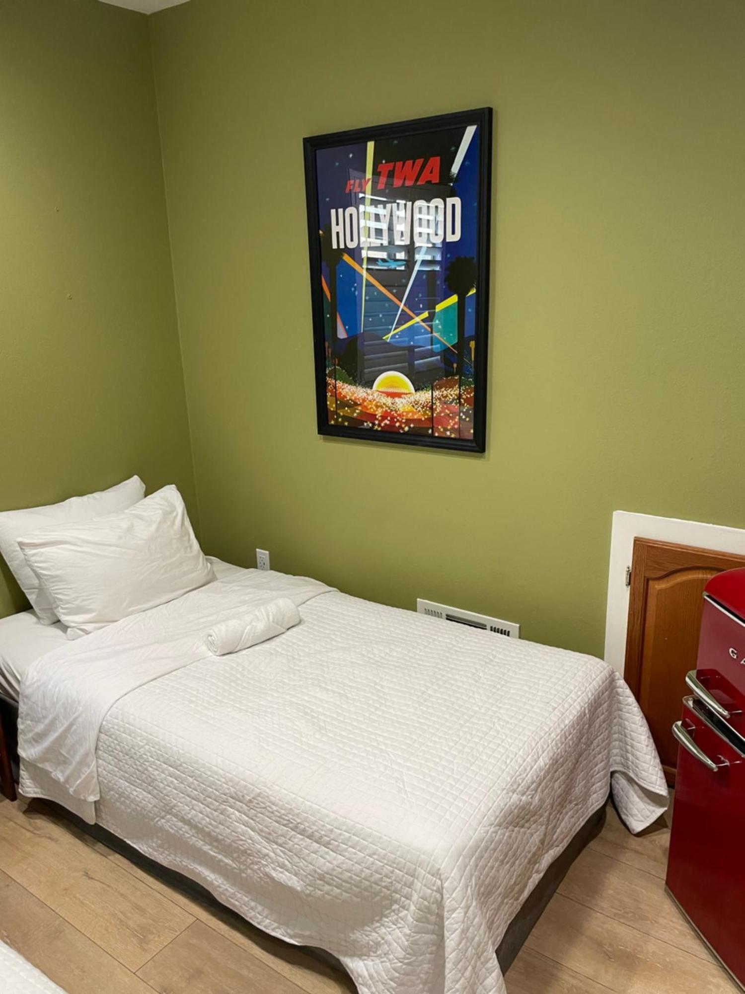 Private In La With Free Wifi And Tv With Shared Kitchen * Los Angeles