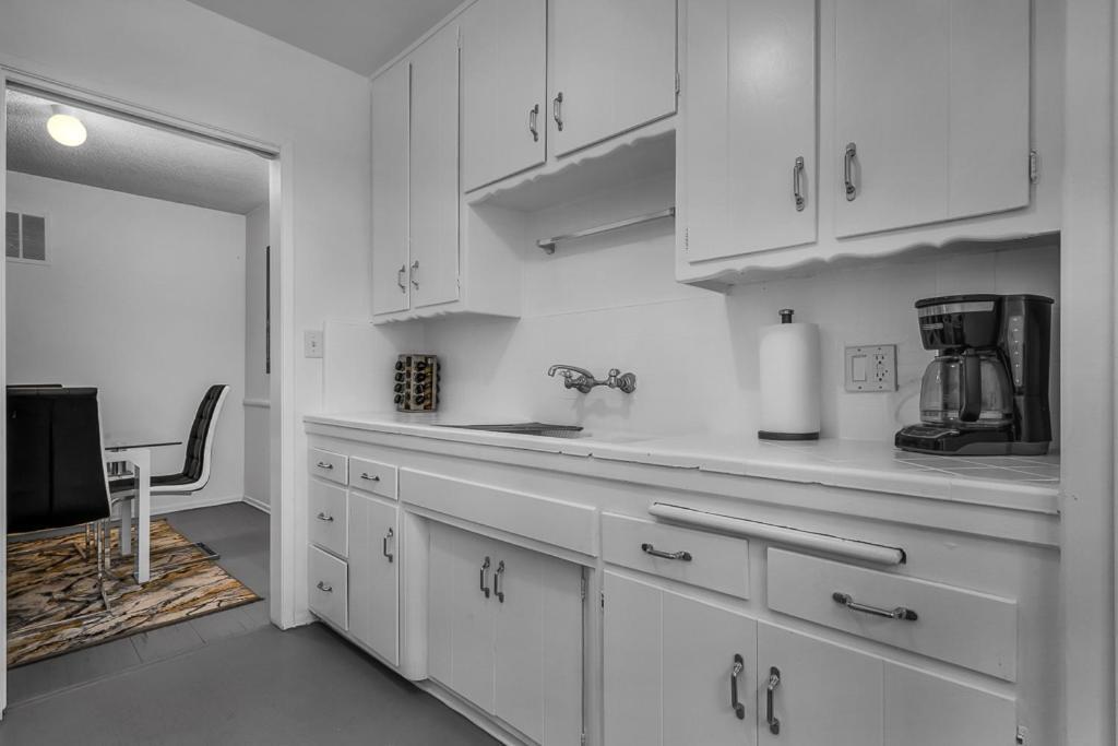Prime Location 1 Bedroom And Bathroom Retreat In Beverly Hills Apartment