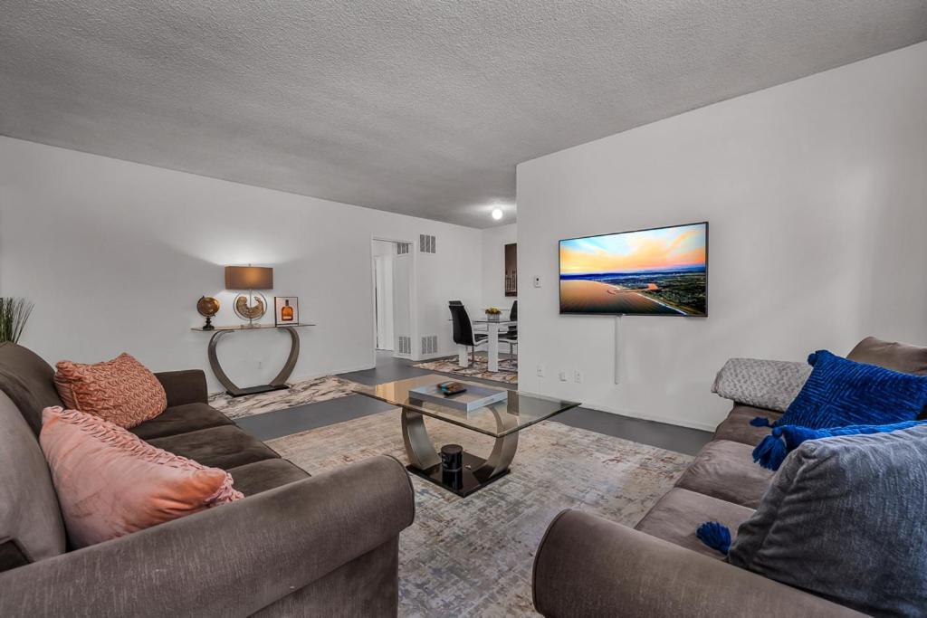 Prime Location 1 Bedroom And Bathroom Retreat In Beverly Hills Apartment