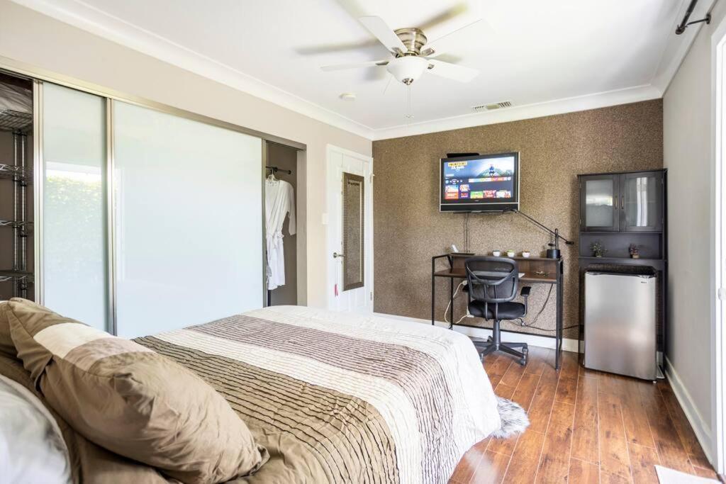 Bedroom With Private Entrance *