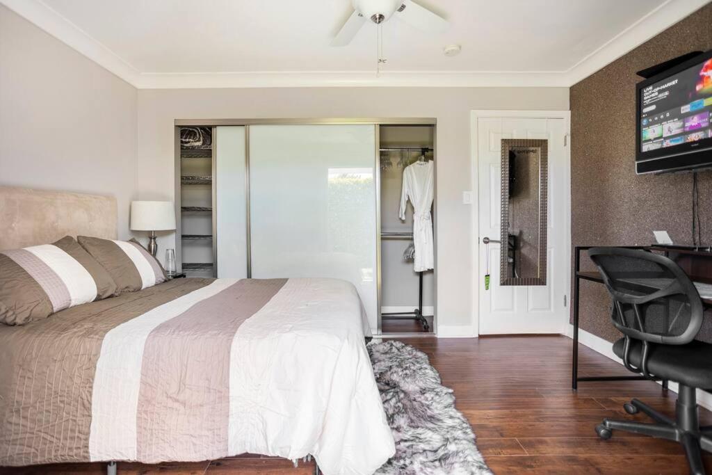 Bedroom With Private Entrance *