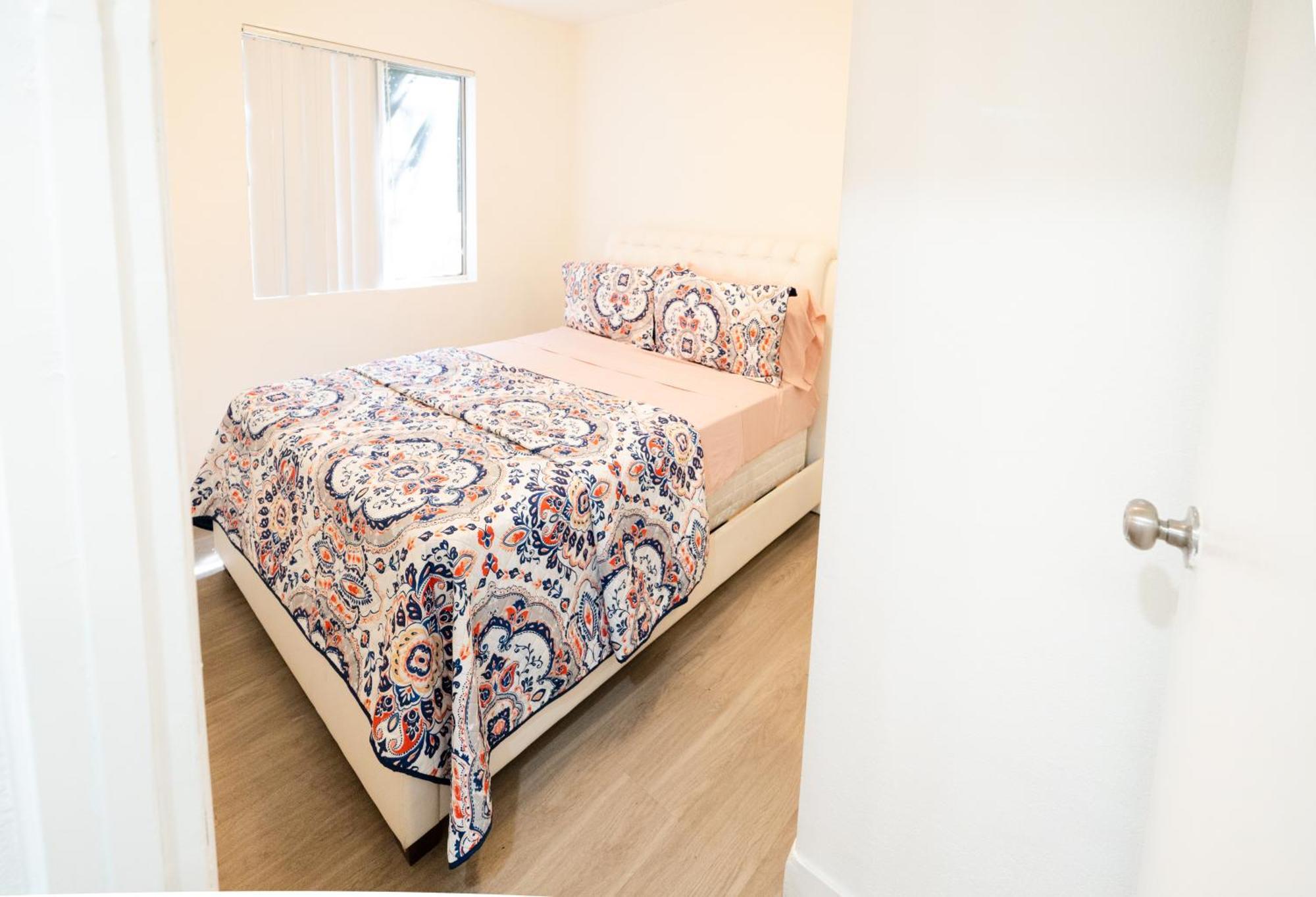 Cozy 2-bedroom With 1-bathroom Ideal For Small Group In Koretown * Los Angeles