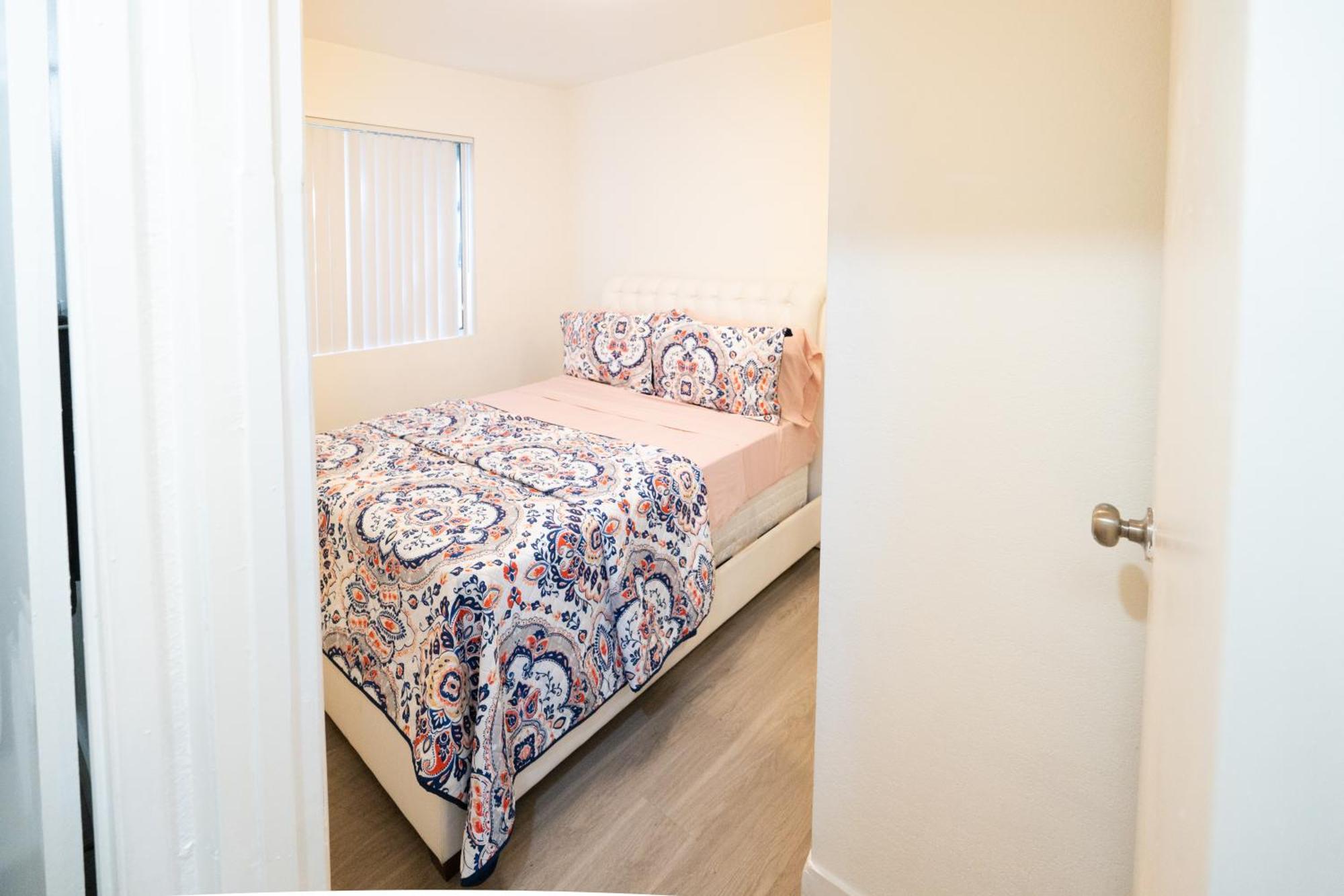 Cozy 2-bedroom With 1-bathroom Ideal For Small Group In Koretown Apartment *