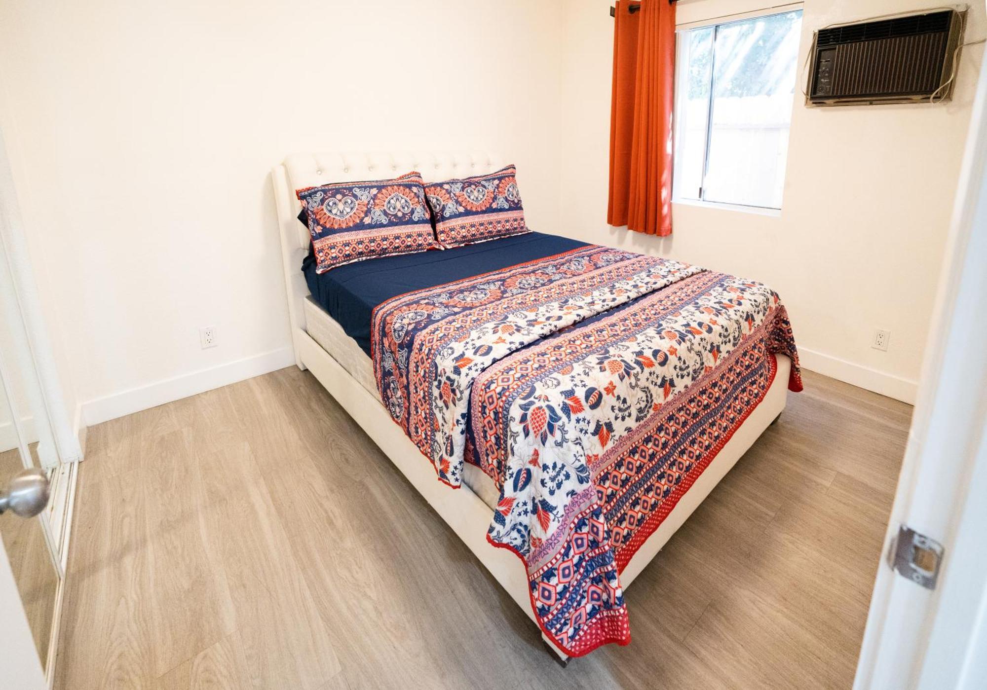 Cozy 2-bedroom With 1-bathroom Ideal For Small Group In Koretown Apartment Los Angeles