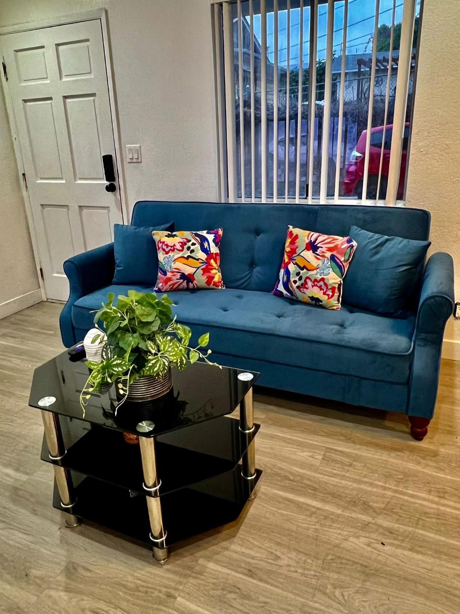Apartment Cozy 2-bedroom With 1-bathroom Ideal For Small Group In Koretown