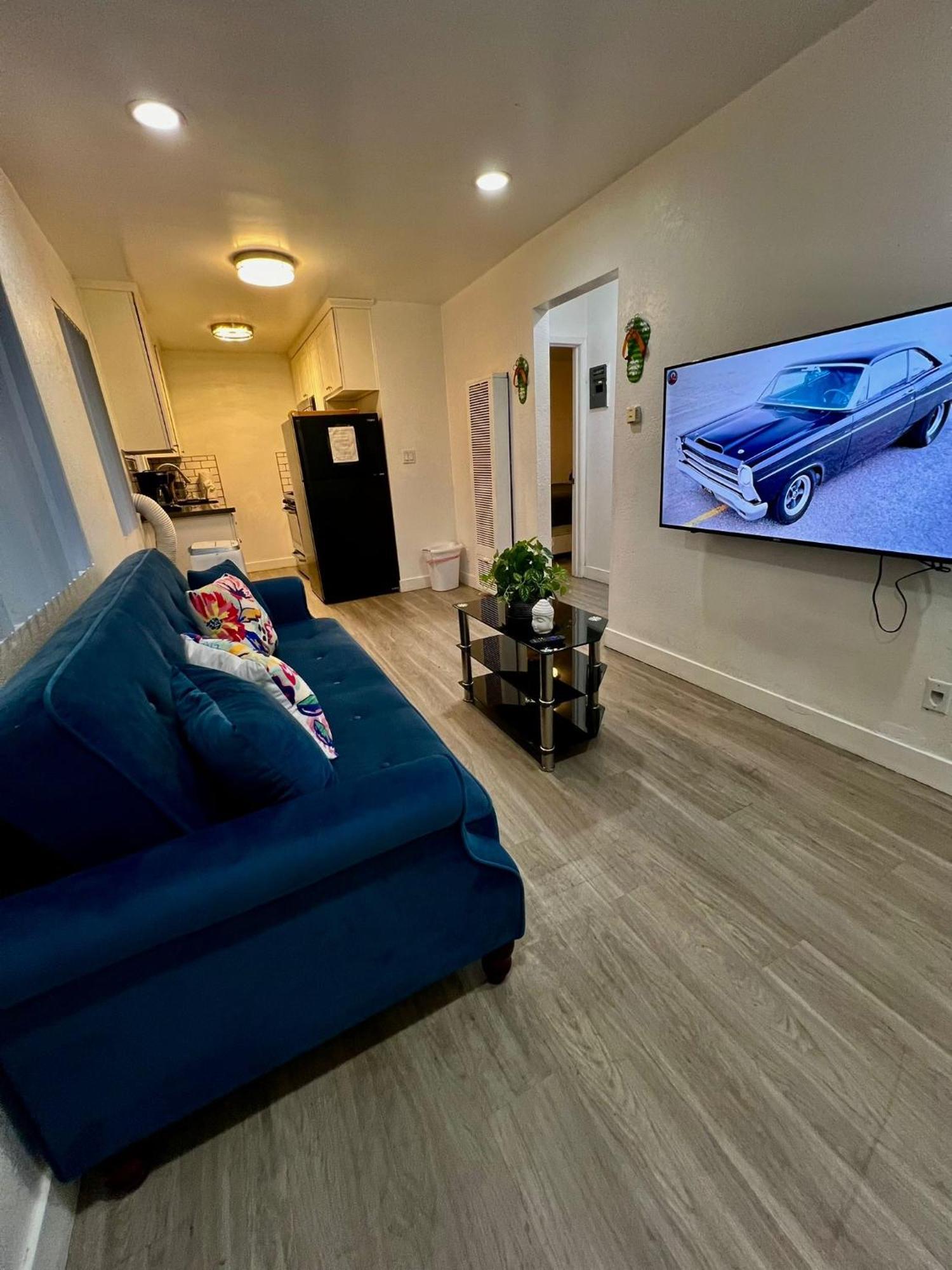 Cozy 2-bedroom With 1-bathroom Ideal For Small Group In Koretown Apartment Los Angeles