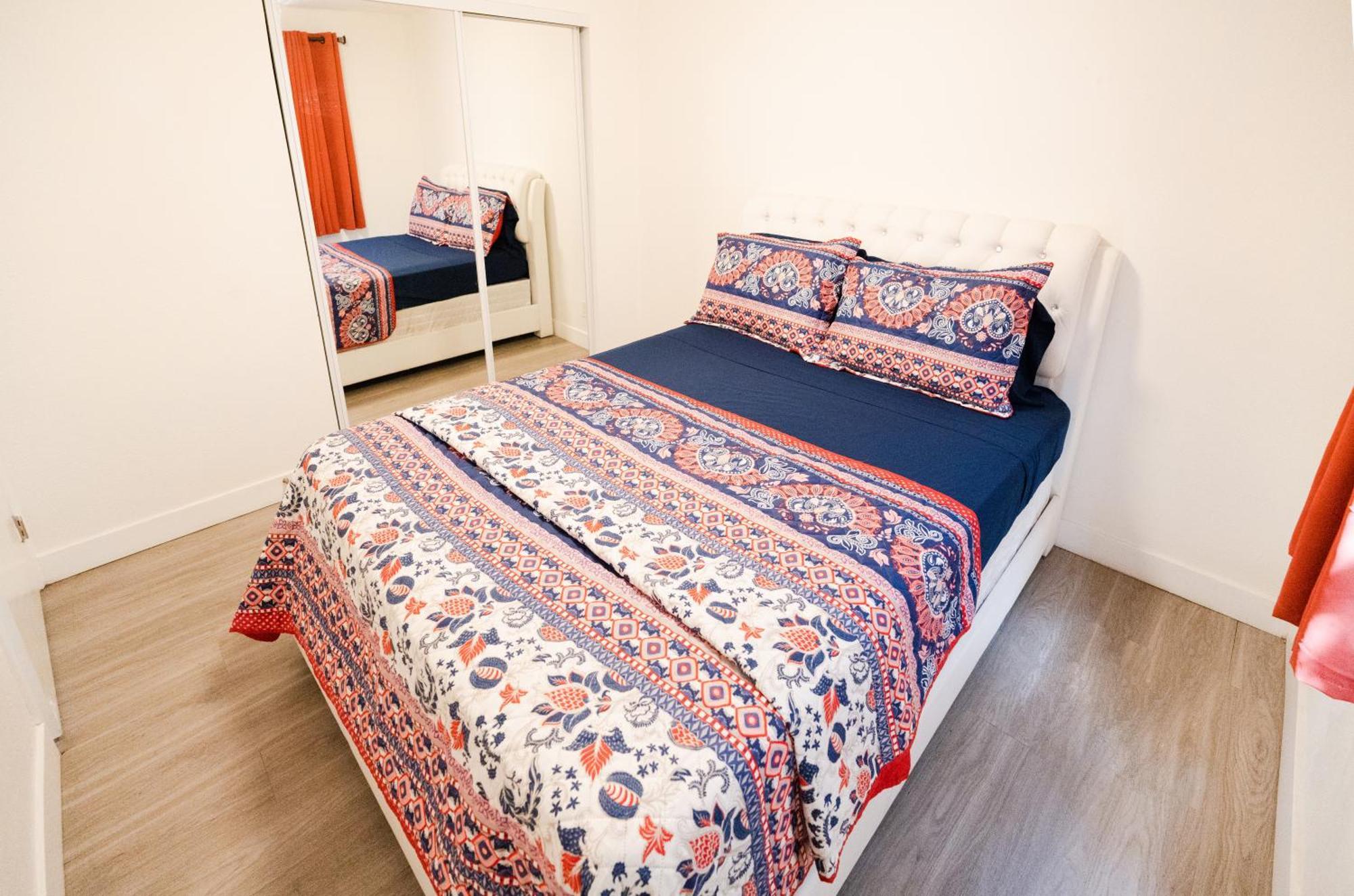 Apartment Cozy 2-bedroom With 1-bathroom Ideal For Small Group In Koretown Los Angeles