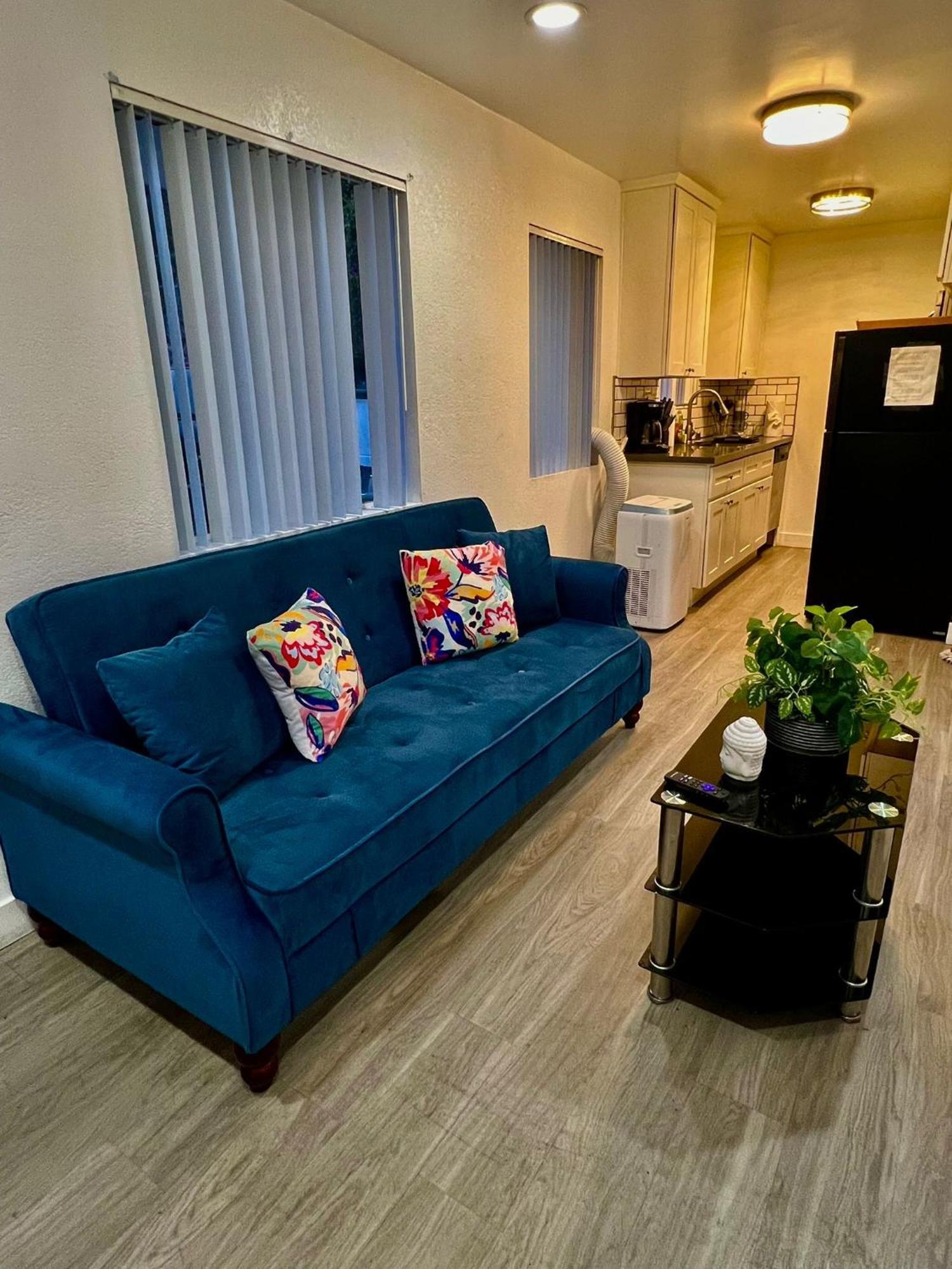 Cozy 2-bedroom With 1-bathroom Ideal For Small Group In Koretown * Los Angeles