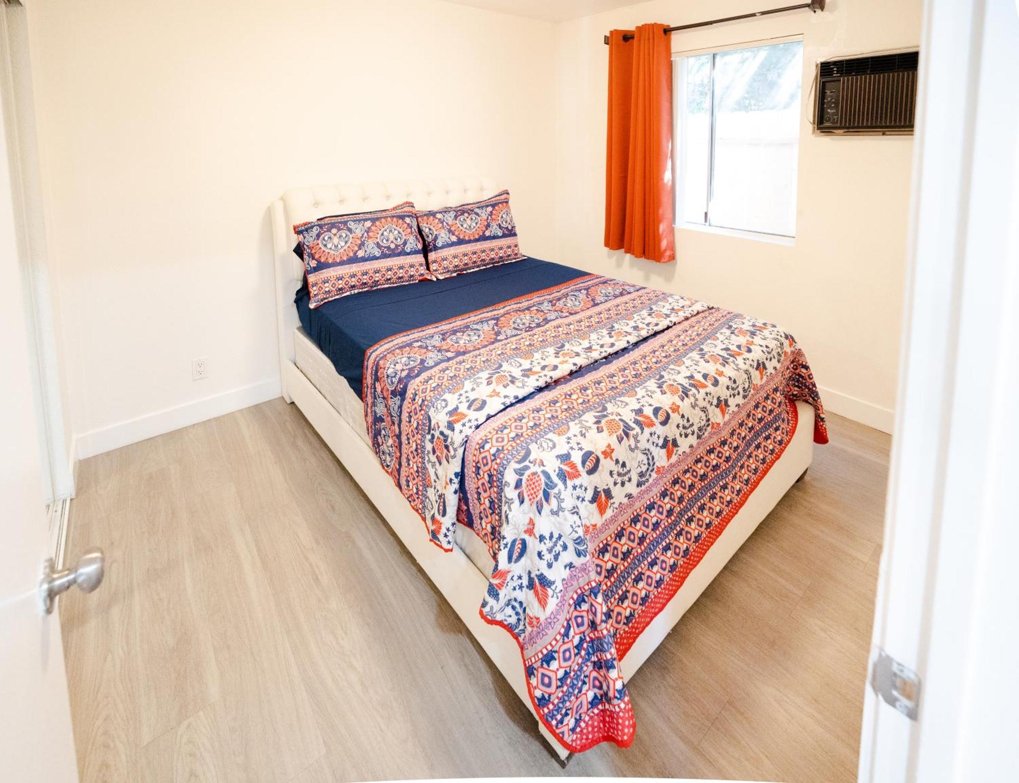 Cozy 2-bedroom With 1-bathroom Ideal For Small Group In Koretown Apartment *