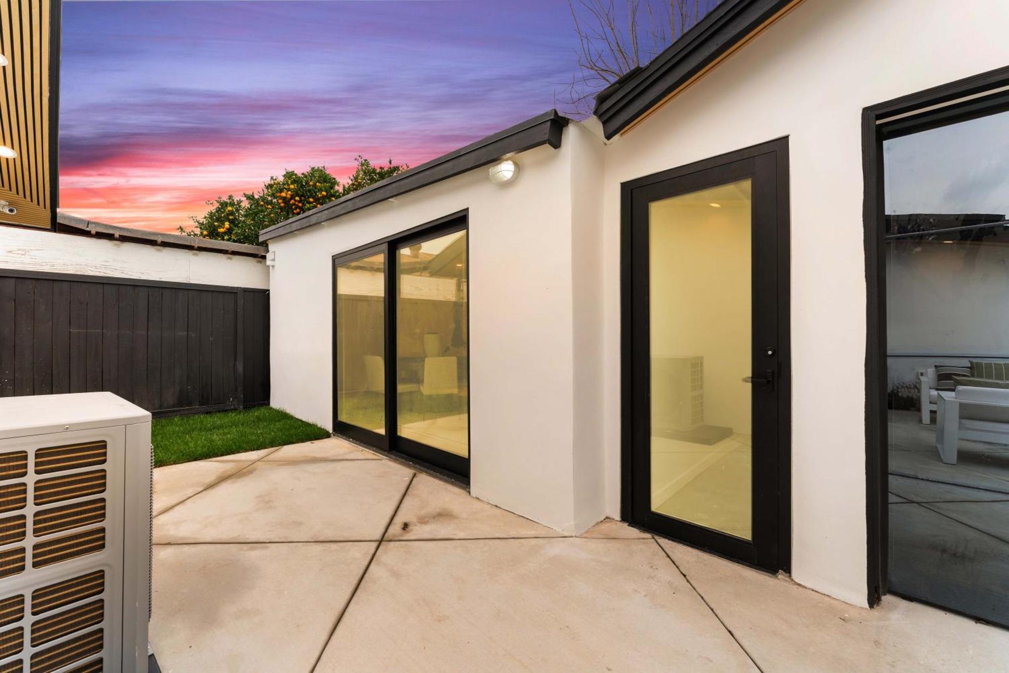 Luxury Living 3br House With Outdoor Space, Parking