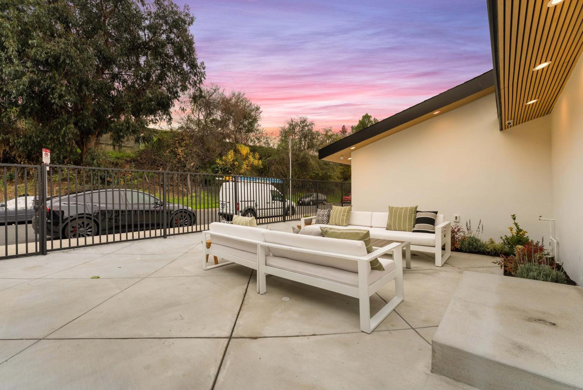 Luxury Living 3br House With Outdoor Space, Parking *