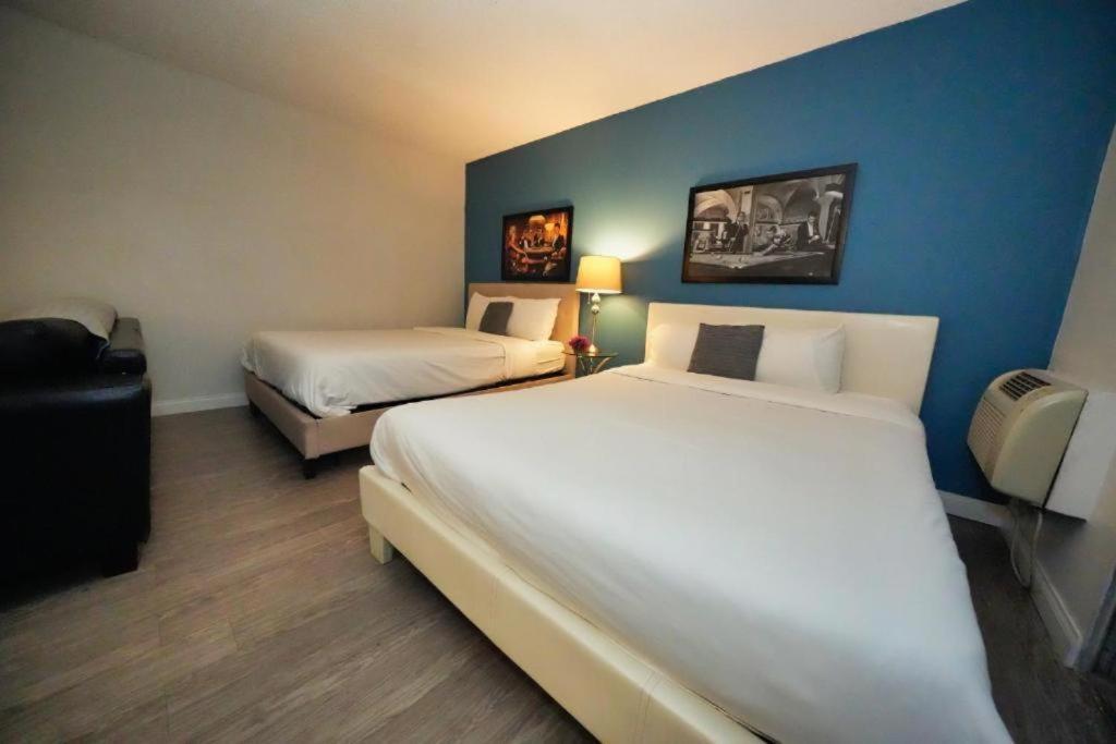 Elegant Hollywood With Balcony & Pool Apartment Los Angeles