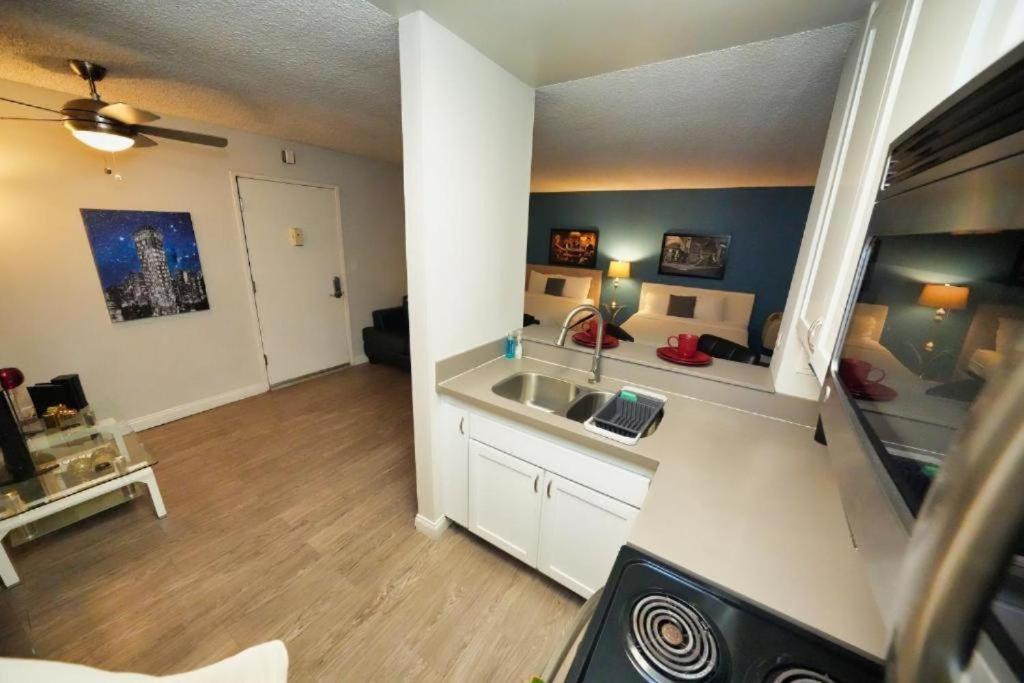 Elegant Hollywood With Balcony & Pool Apartment *
