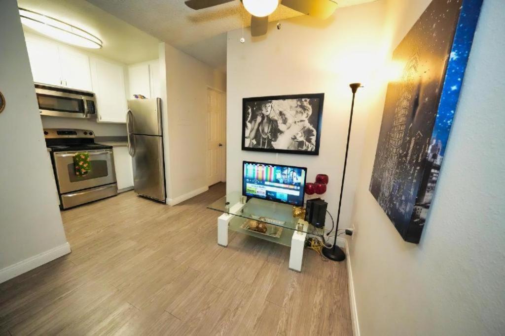 Elegant Hollywood With Balcony & Pool * Los Angeles