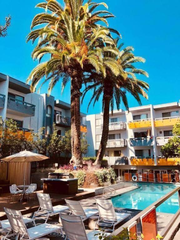 Elegant Hollywood With Balcony & Pool Apartment Los Angeles