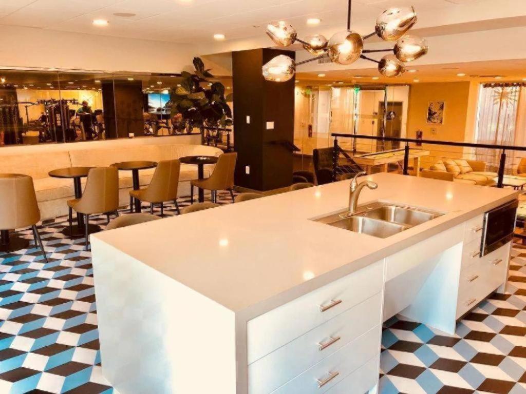 Elegant Hollywood With Balcony & Pool * Los Angeles