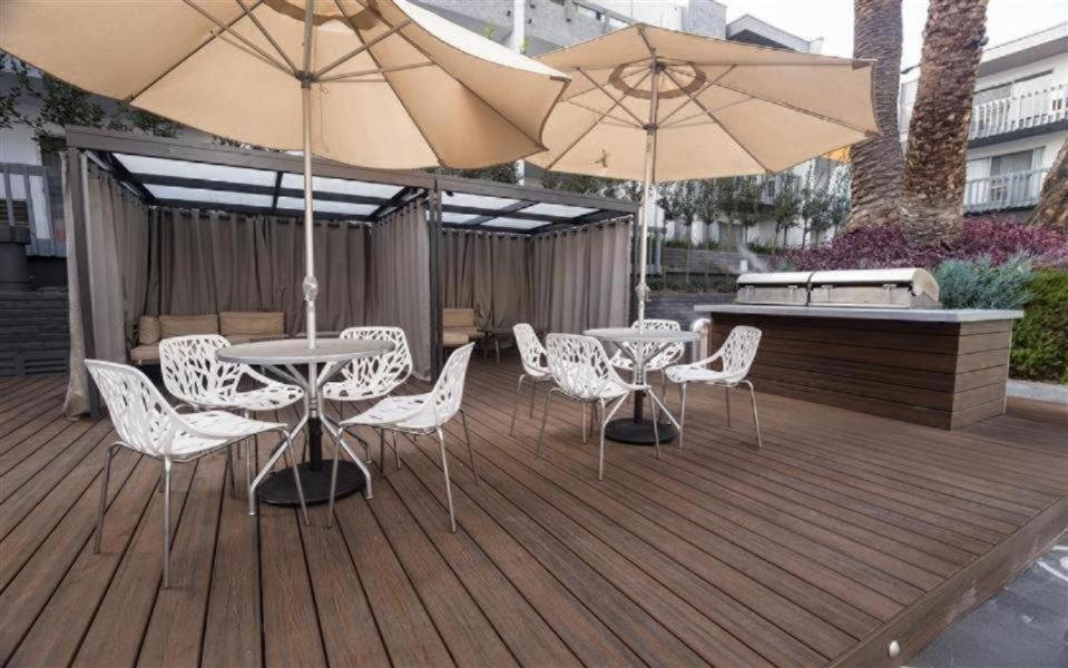 Elegant Hollywood With Balcony & Pool Apartment Los Angeles