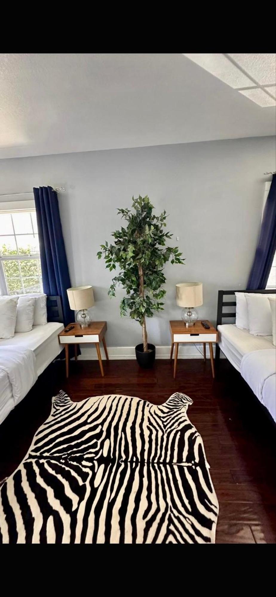 Hollywood House With Parking - Walk To Attractions Holiday home *