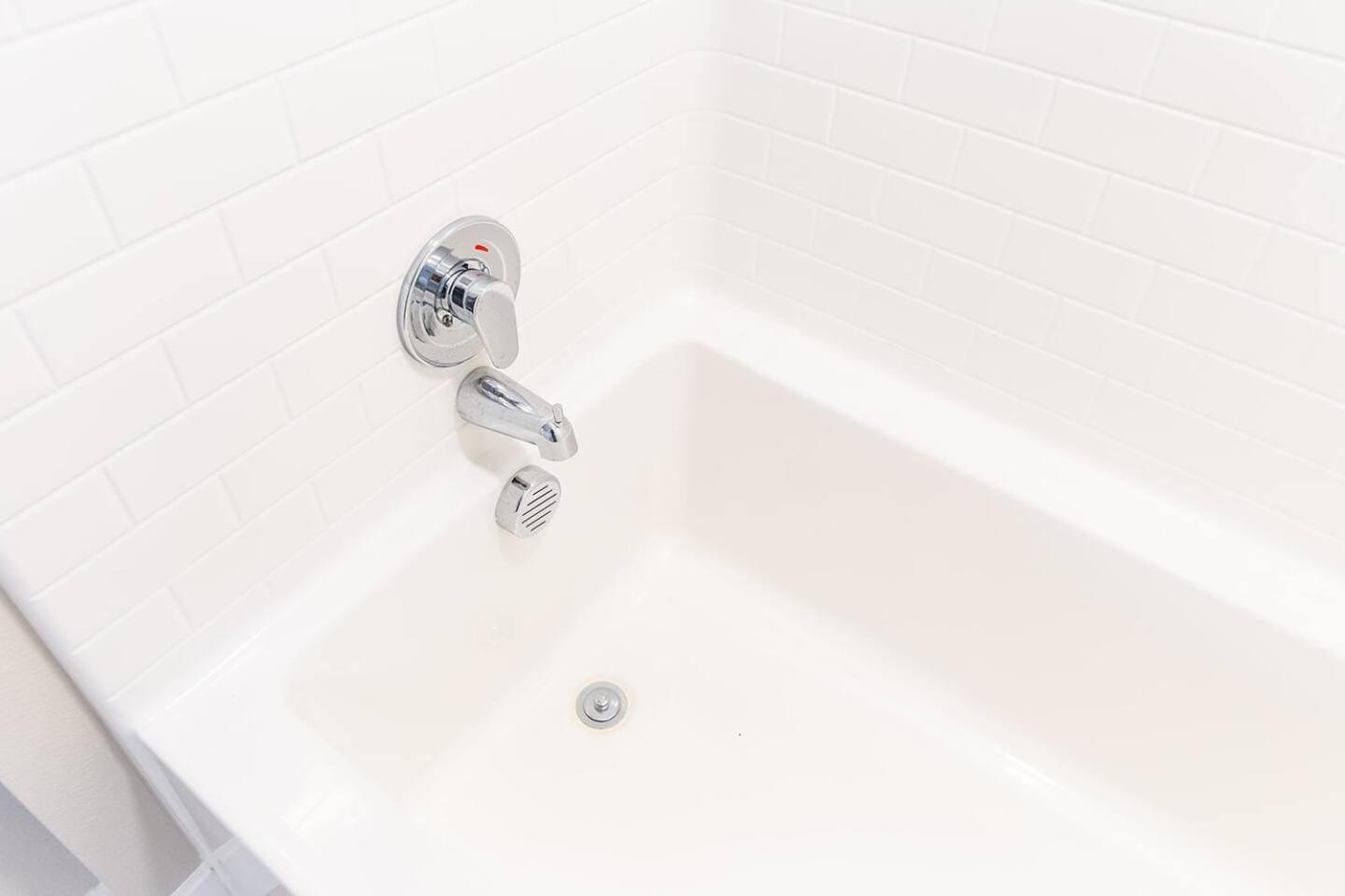 Spacious 22, Wi-fi, Pool, Hot Tub, 24hr Gym Apartment