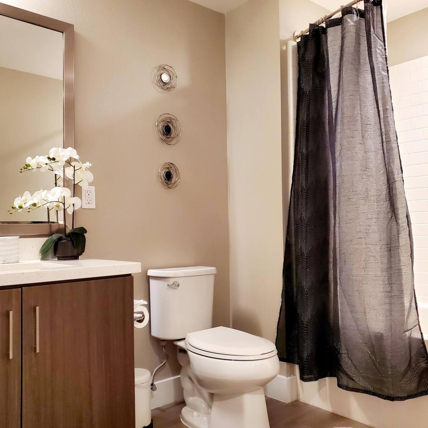 Spacious 22, Wi-fi, Pool, Hot Tub, 24hr Gym Apartment Los Angeles
