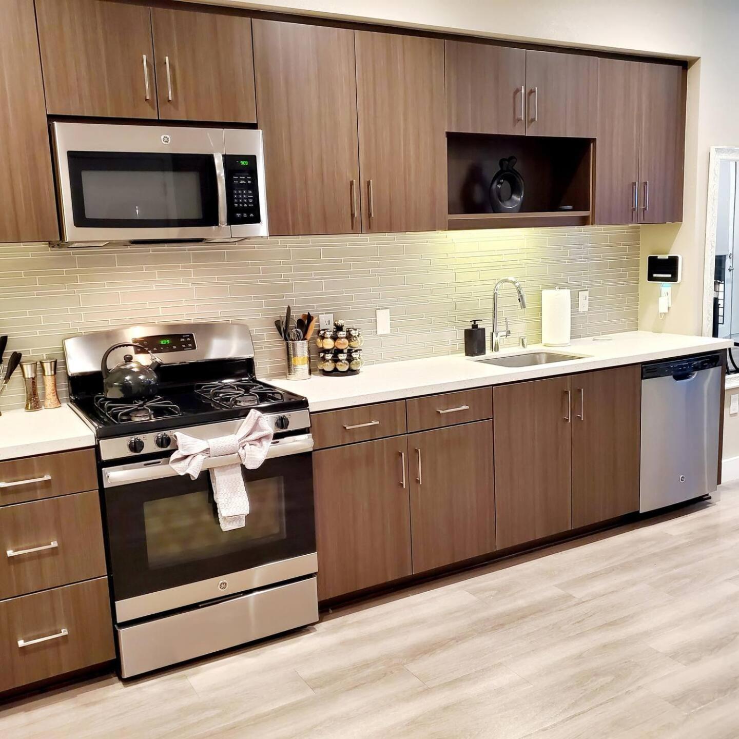 Apartment Spacious 22, Wi-fi, Pool, Hot Tub, 24hr Gym