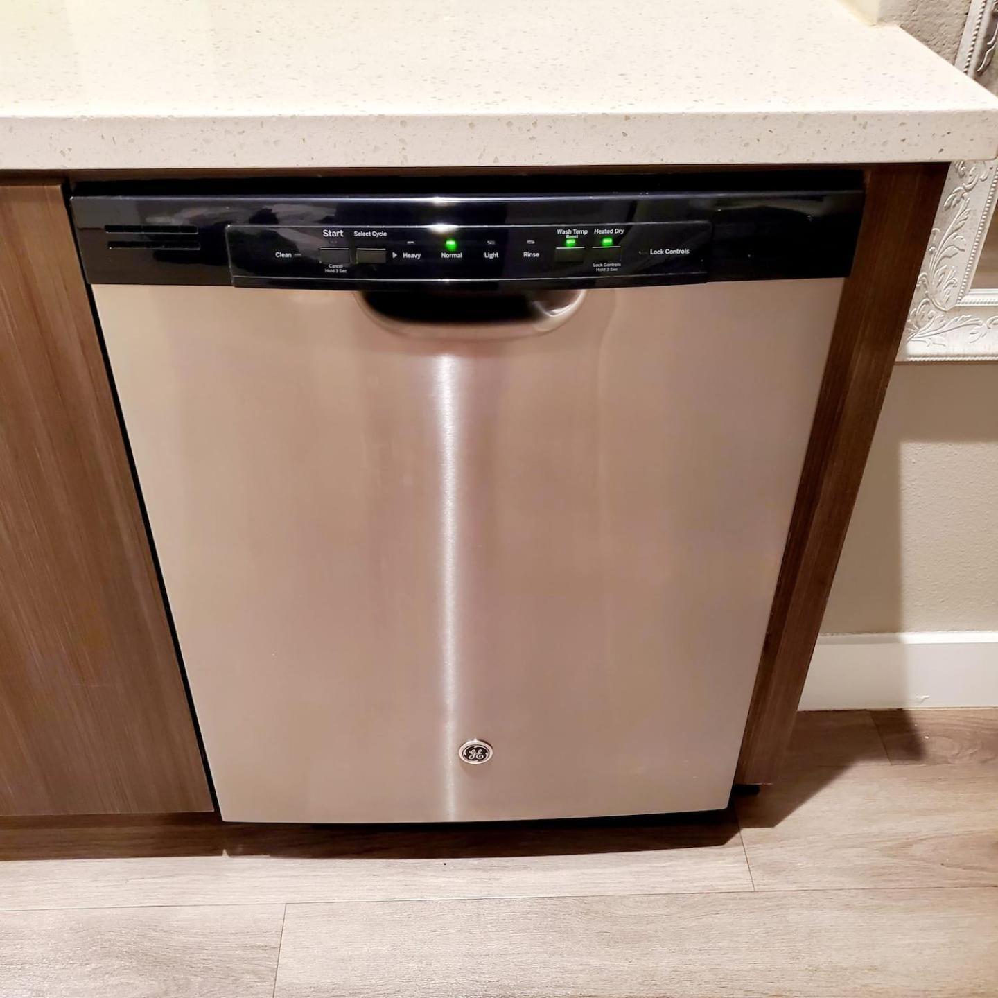 Spacious 22, Wi-fi, Pool, Hot Tub, 24hr Gym Apartment