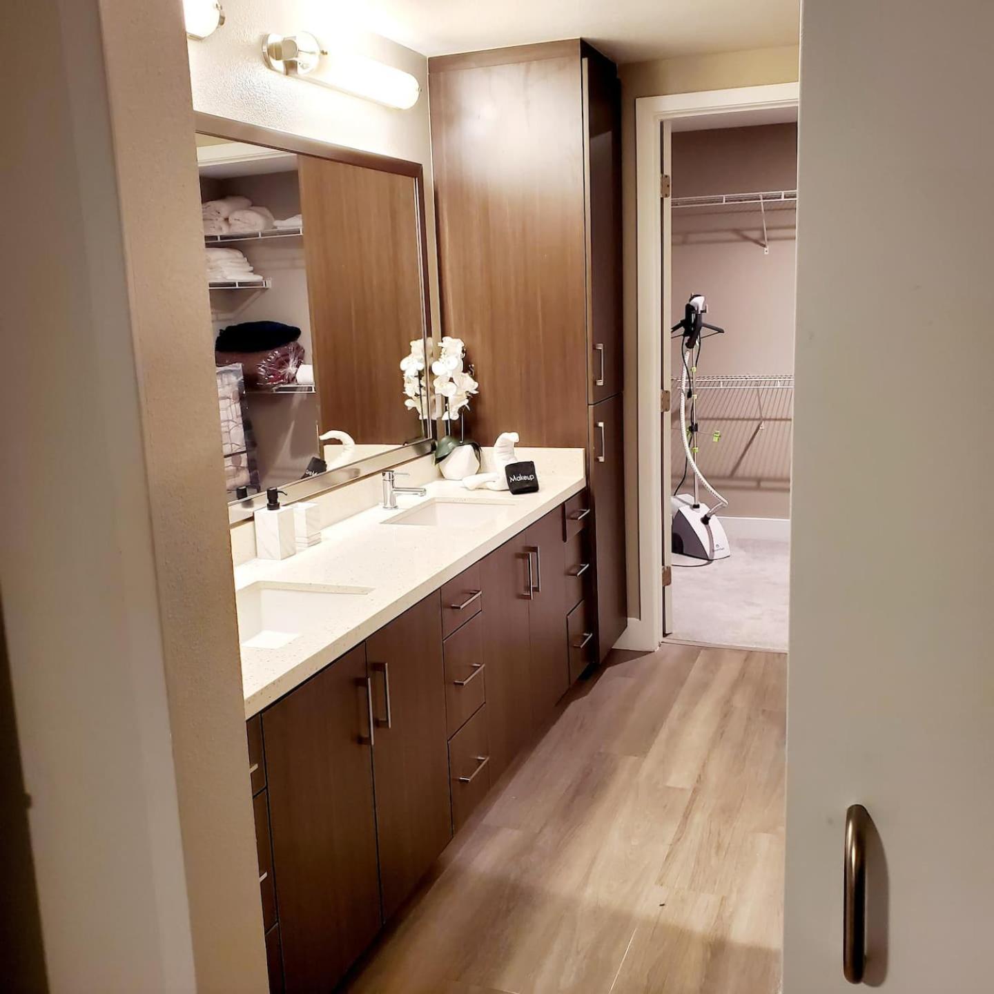 Spacious 22, Wi-fi, Pool, Hot Tub, 24hr Gym Apartment *