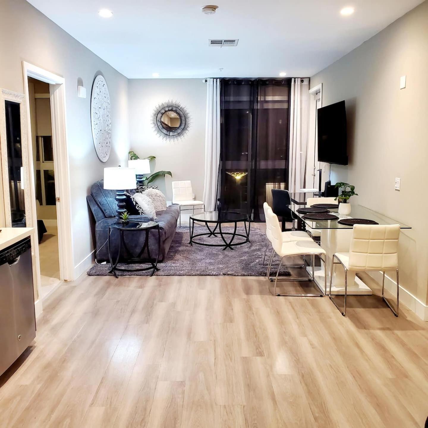 Spacious 22, Wi-fi, Pool, Hot Tub, 24hr Gym Los Angeles