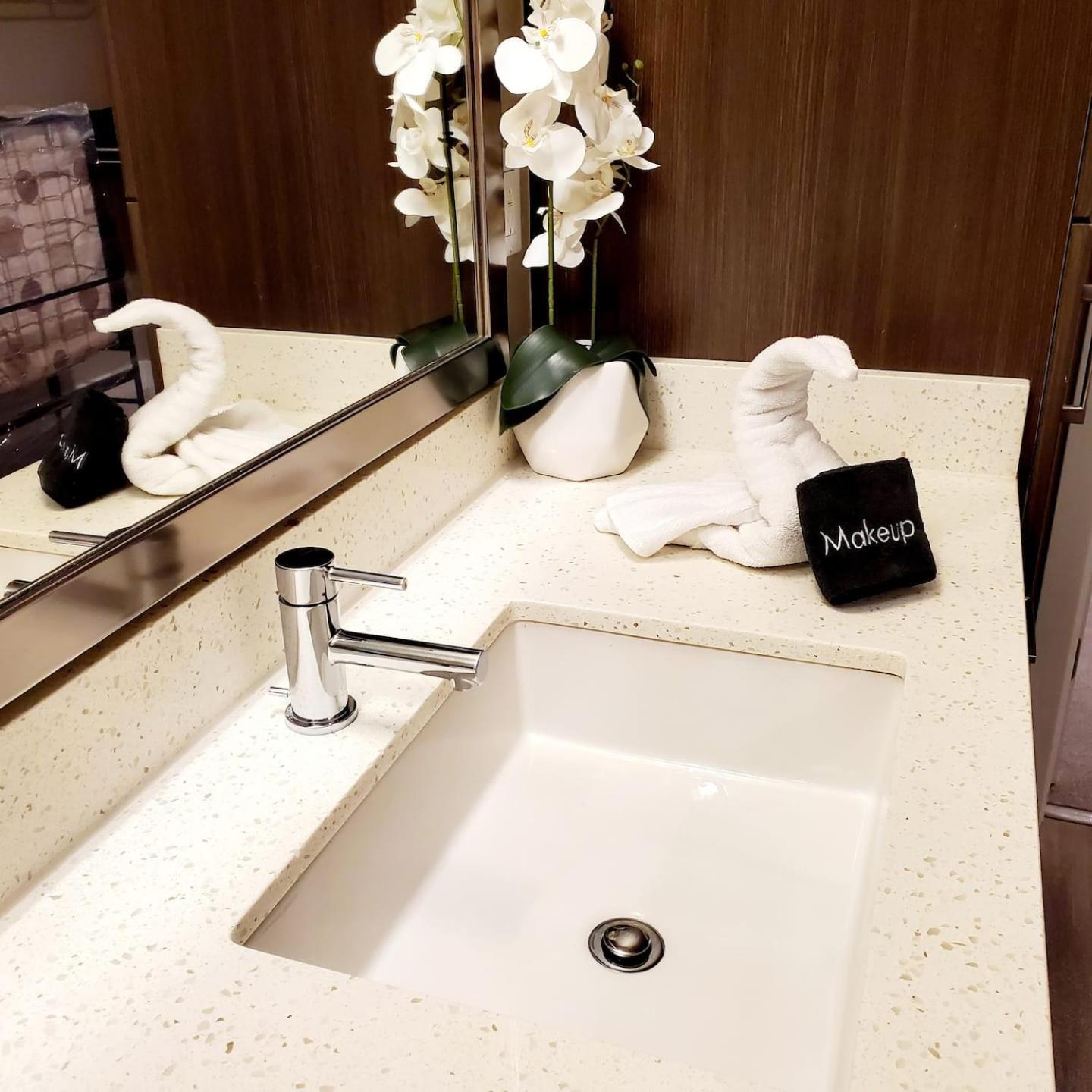 Spacious 22, Wi-fi, Pool, Hot Tub, 24hr Gym Apartment Los Angeles