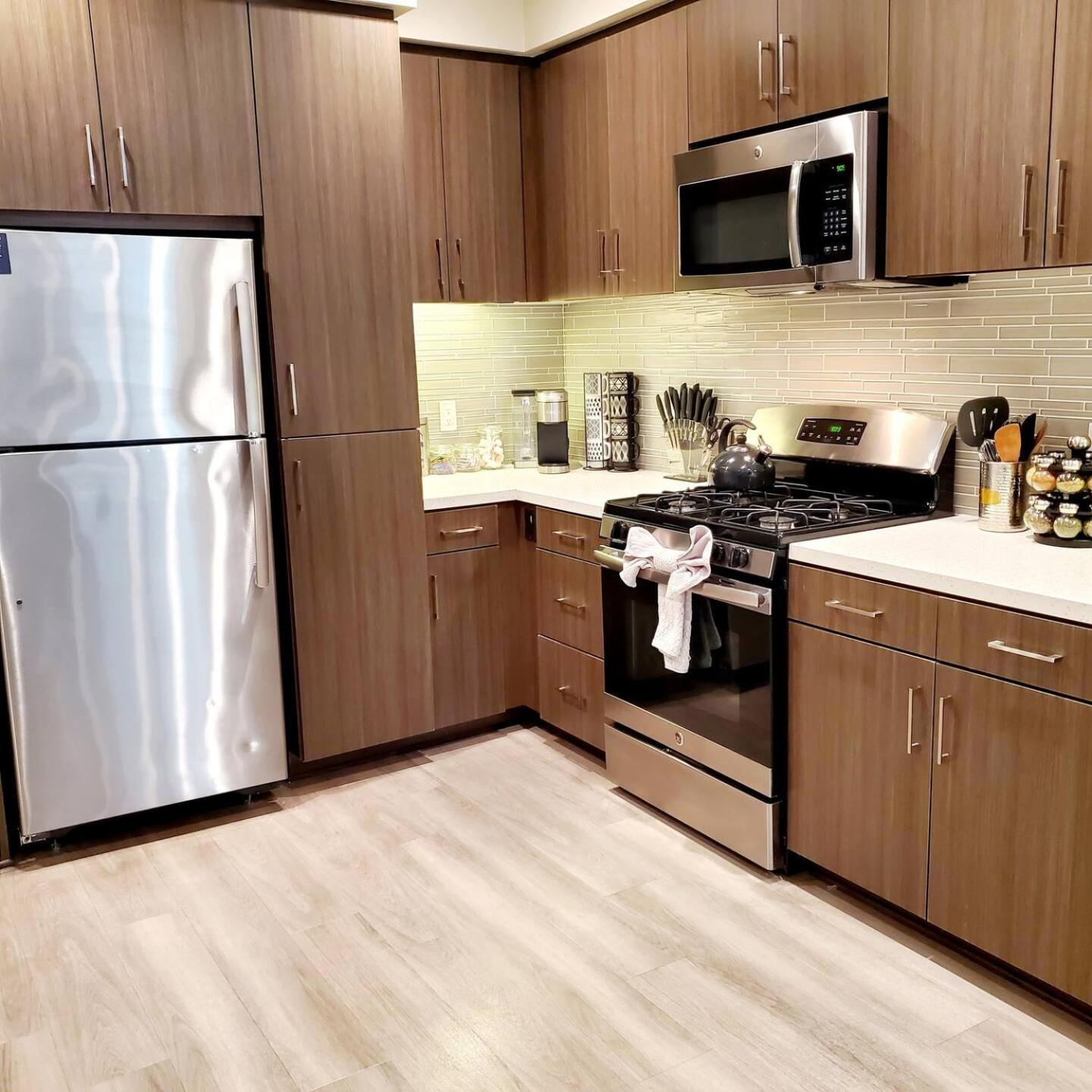 Spacious 22, Wi-fi, Pool, Hot Tub, 24hr Gym Apartment