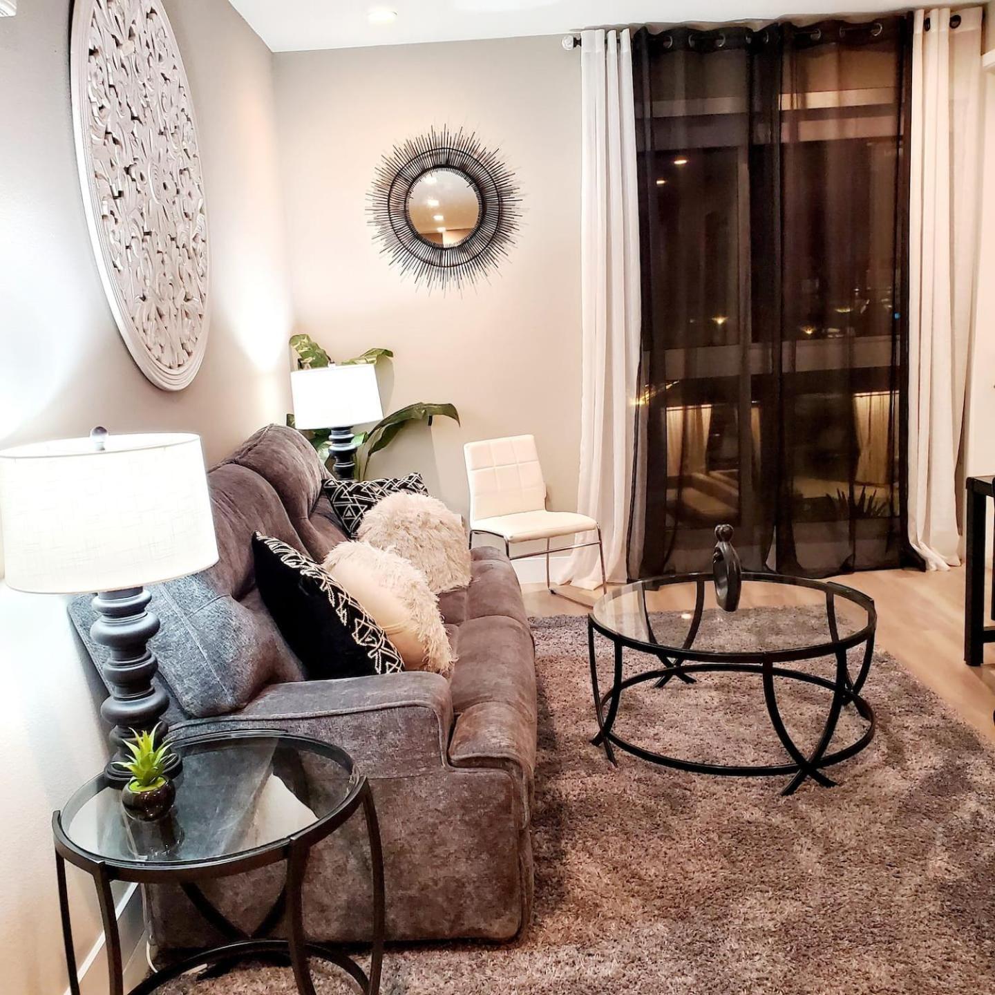 Spacious 22, Wi-fi, Pool, Hot Tub, 24hr Gym Apartment Los Angeles