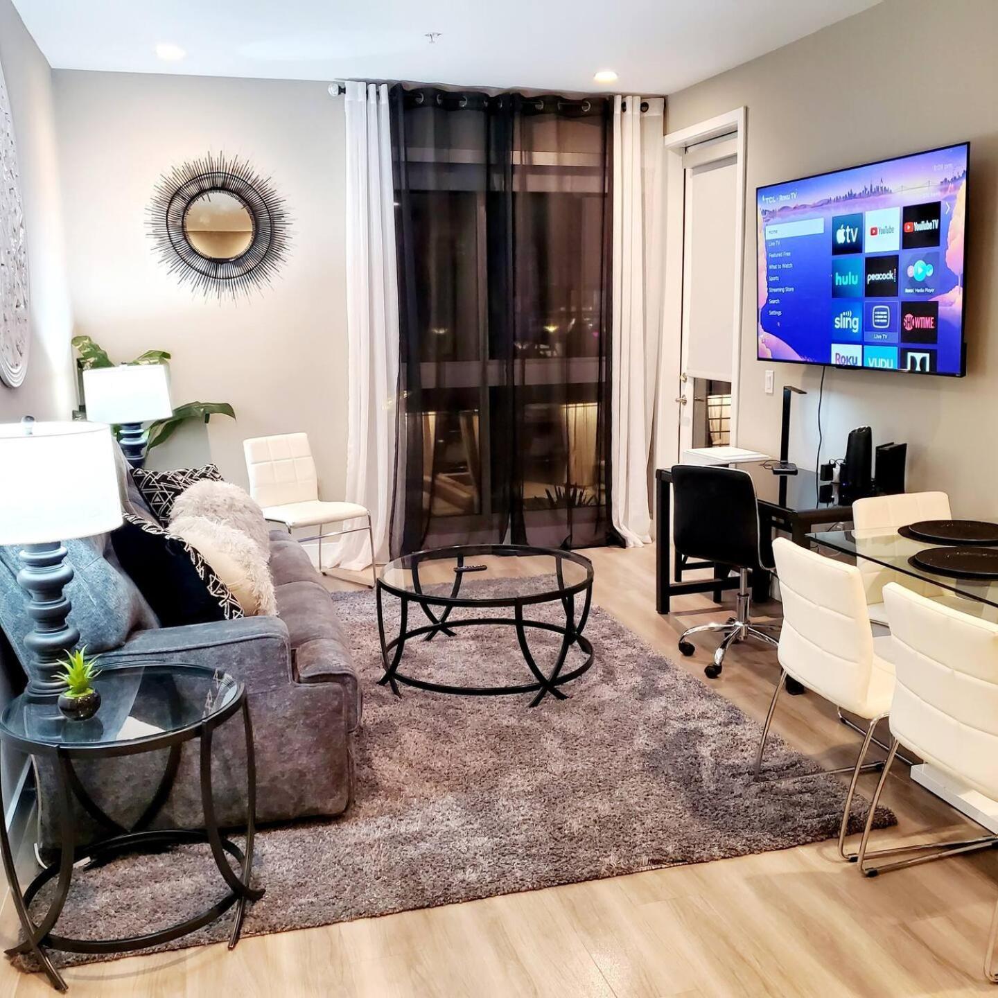 Spacious 22, Wi-fi, Pool, Hot Tub, 24hr Gym Apartment Los Angeles