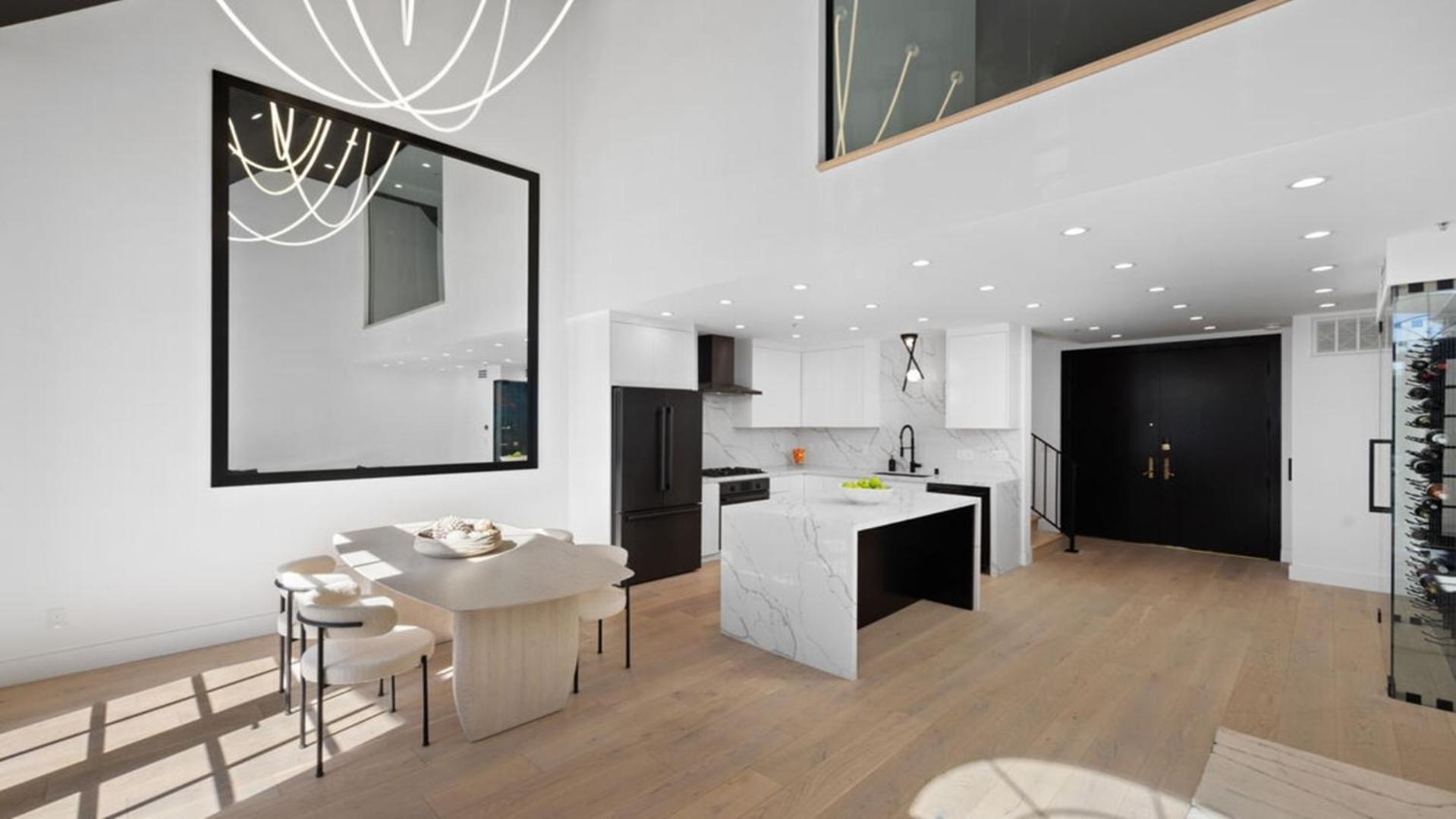 Three Bedrooms Opulent Super Luxurious Town House *