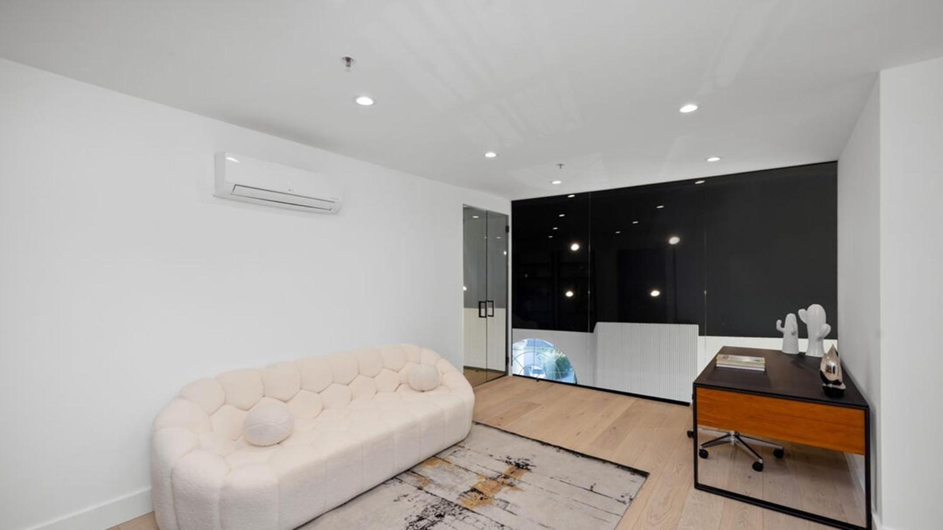 Three Bedrooms Opulent Super Luxurious Town House Apartment Los Angeles