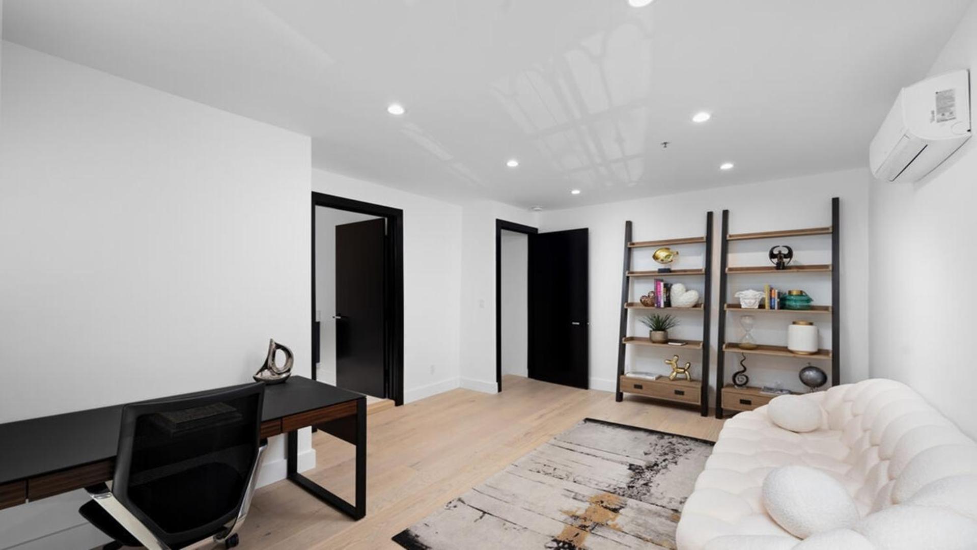 Three Bedrooms Opulent Super Luxurious Town House Los Angeles