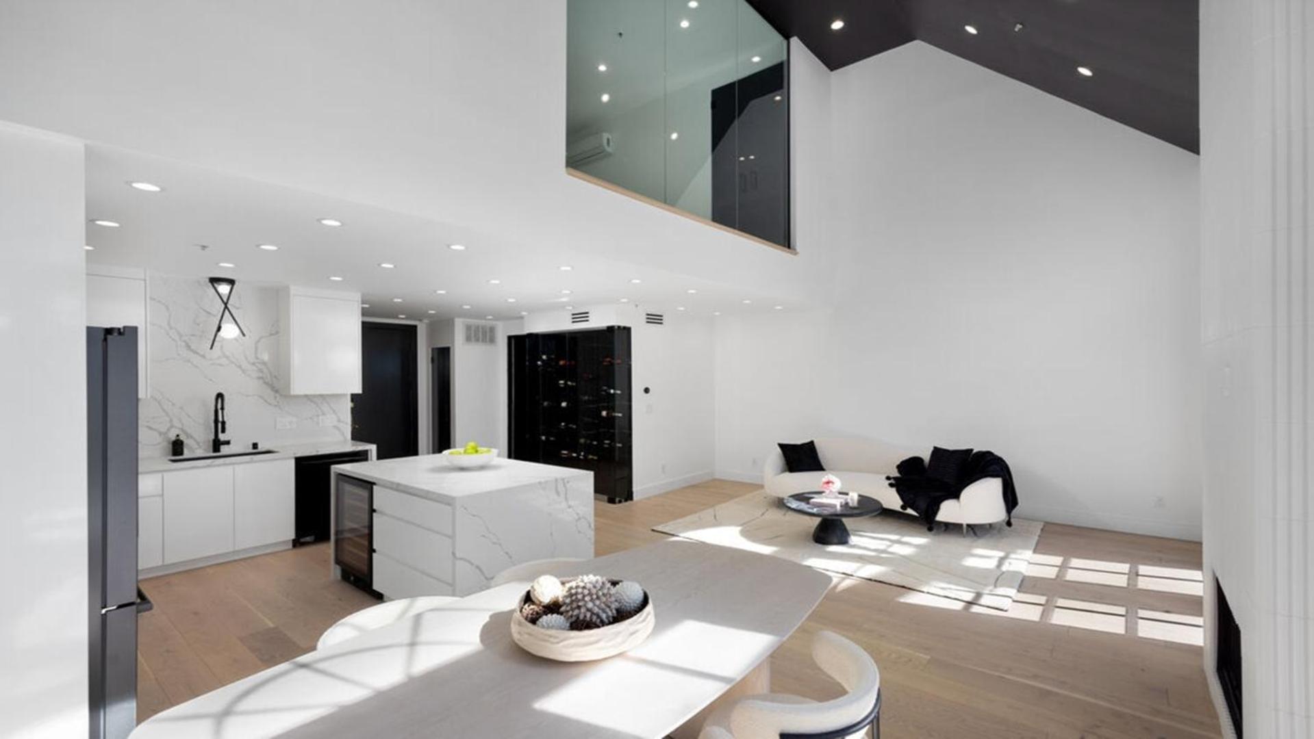 Three Bedrooms Opulent Super Luxurious Town House Apartment