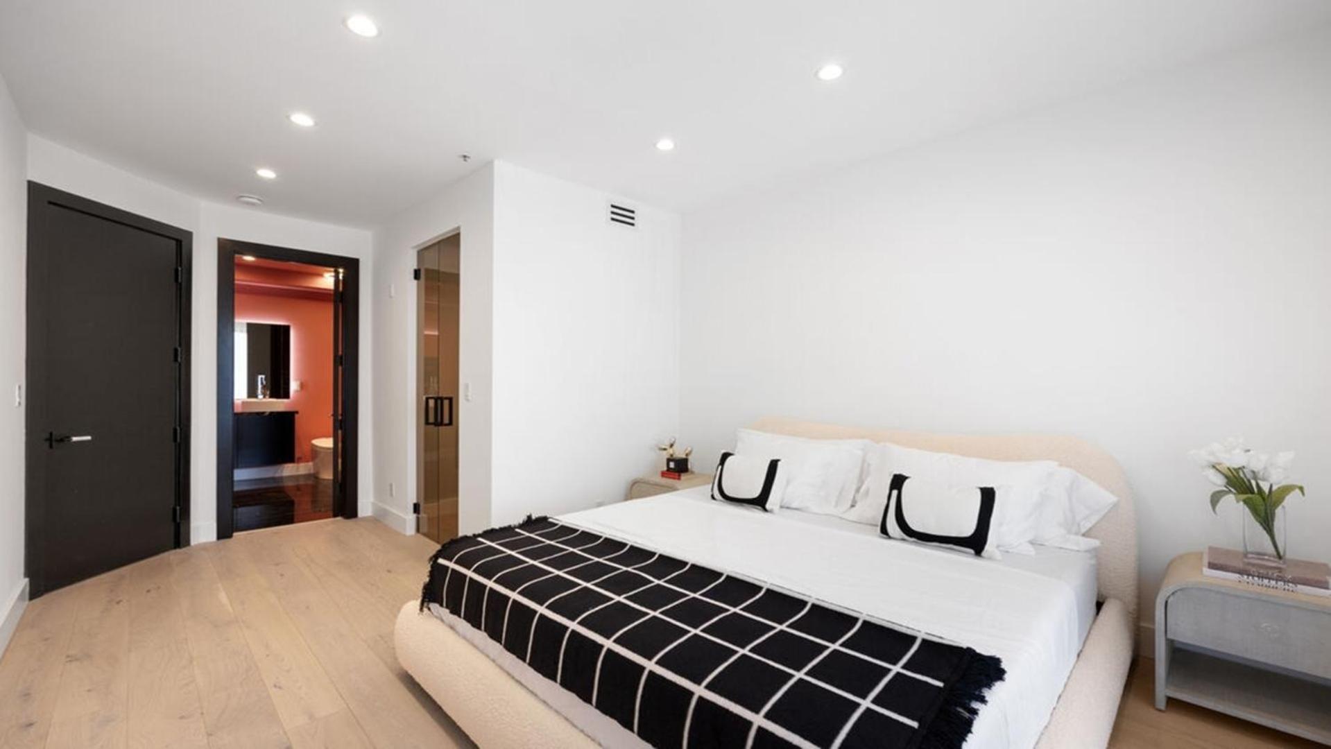 Three Bedrooms Opulent Super Luxurious Town House Apartment *