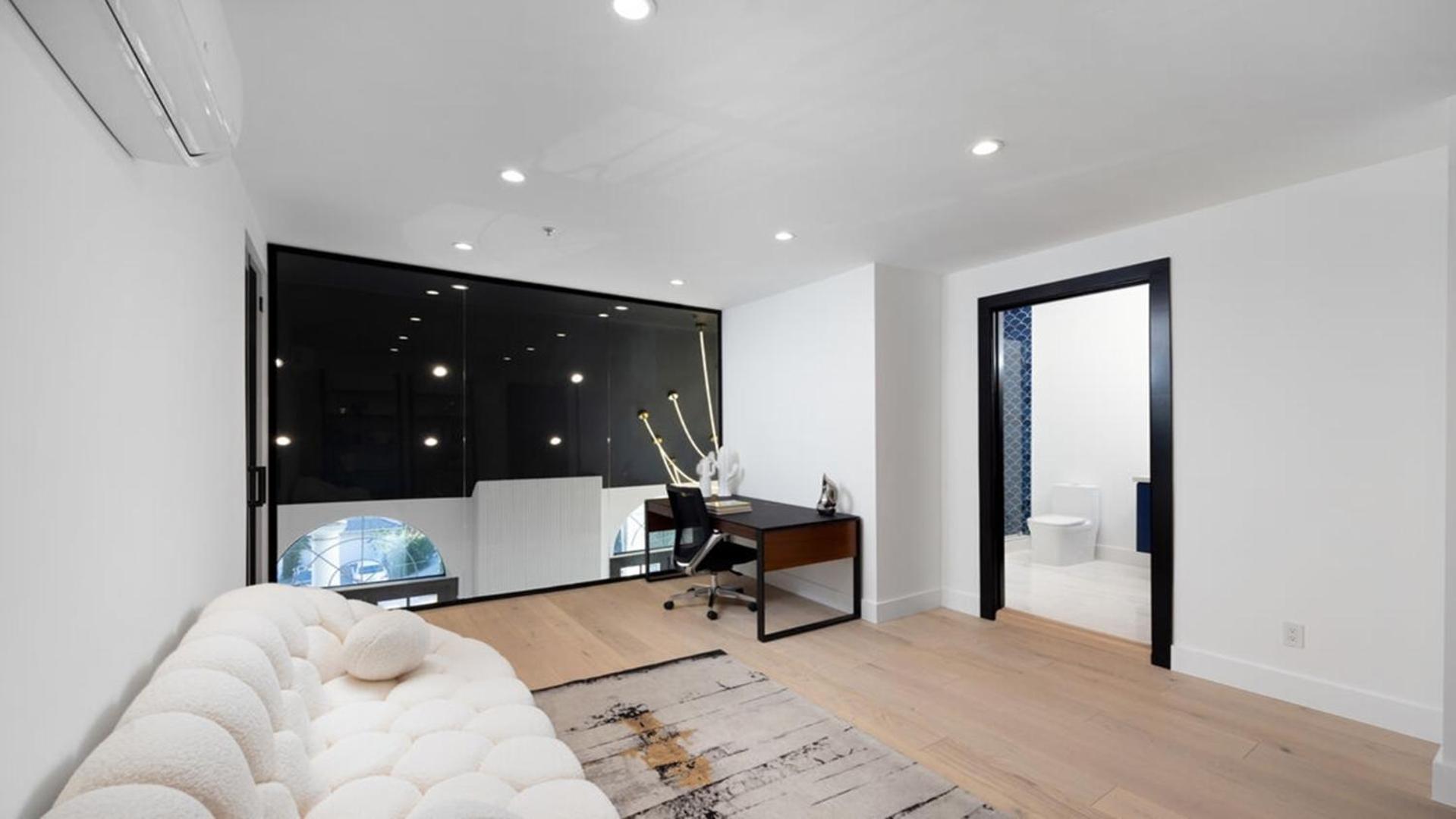 Three Bedrooms Opulent Super Luxurious Town House Los Angeles