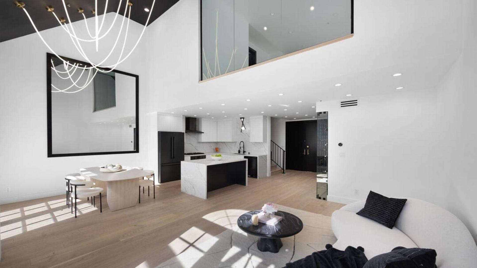 Three Bedrooms Opulent Super Luxurious Town House Apartment Los Angeles
