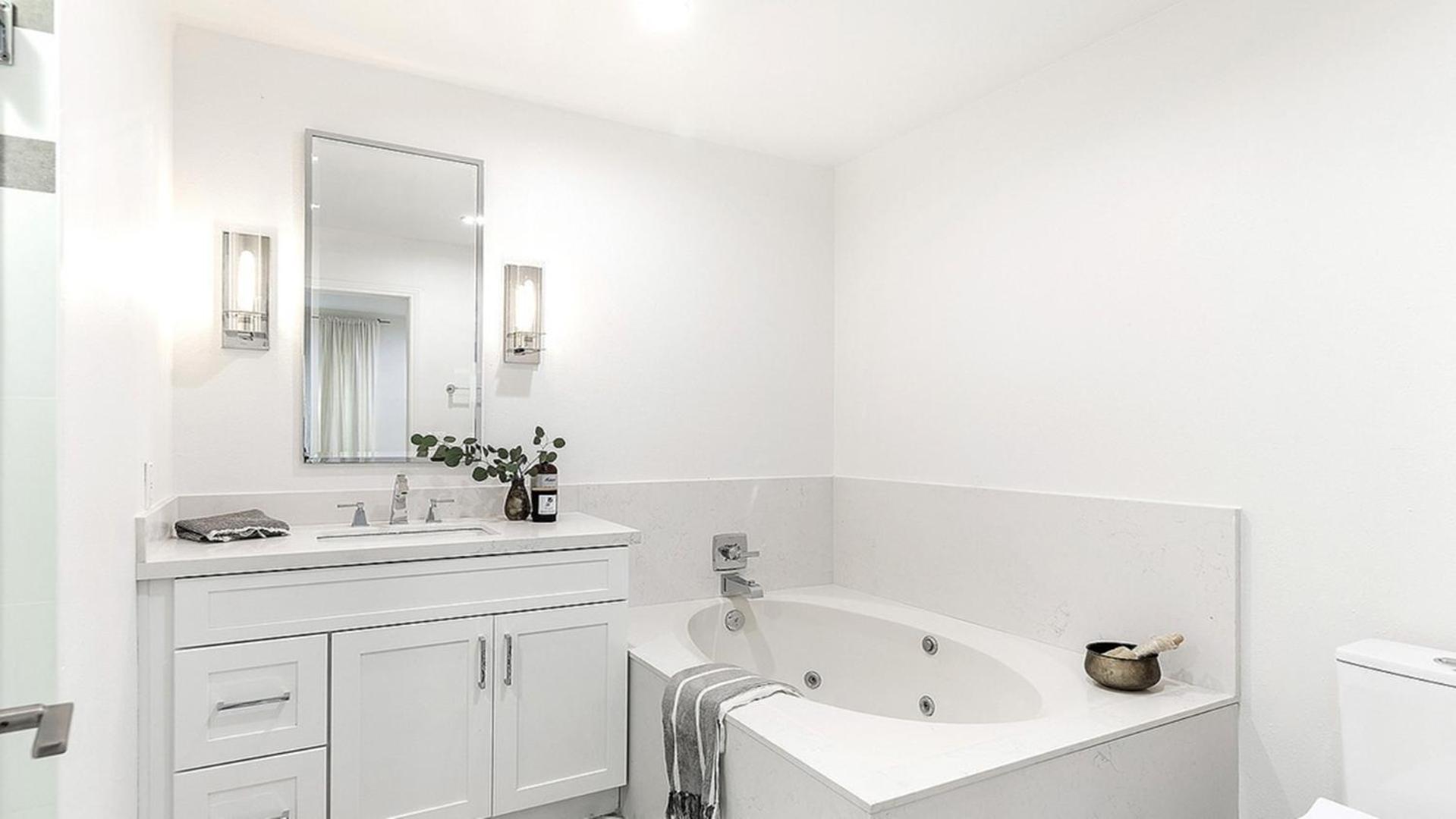 Private Rooftop 3 Bedrooms Remodeled Townhome